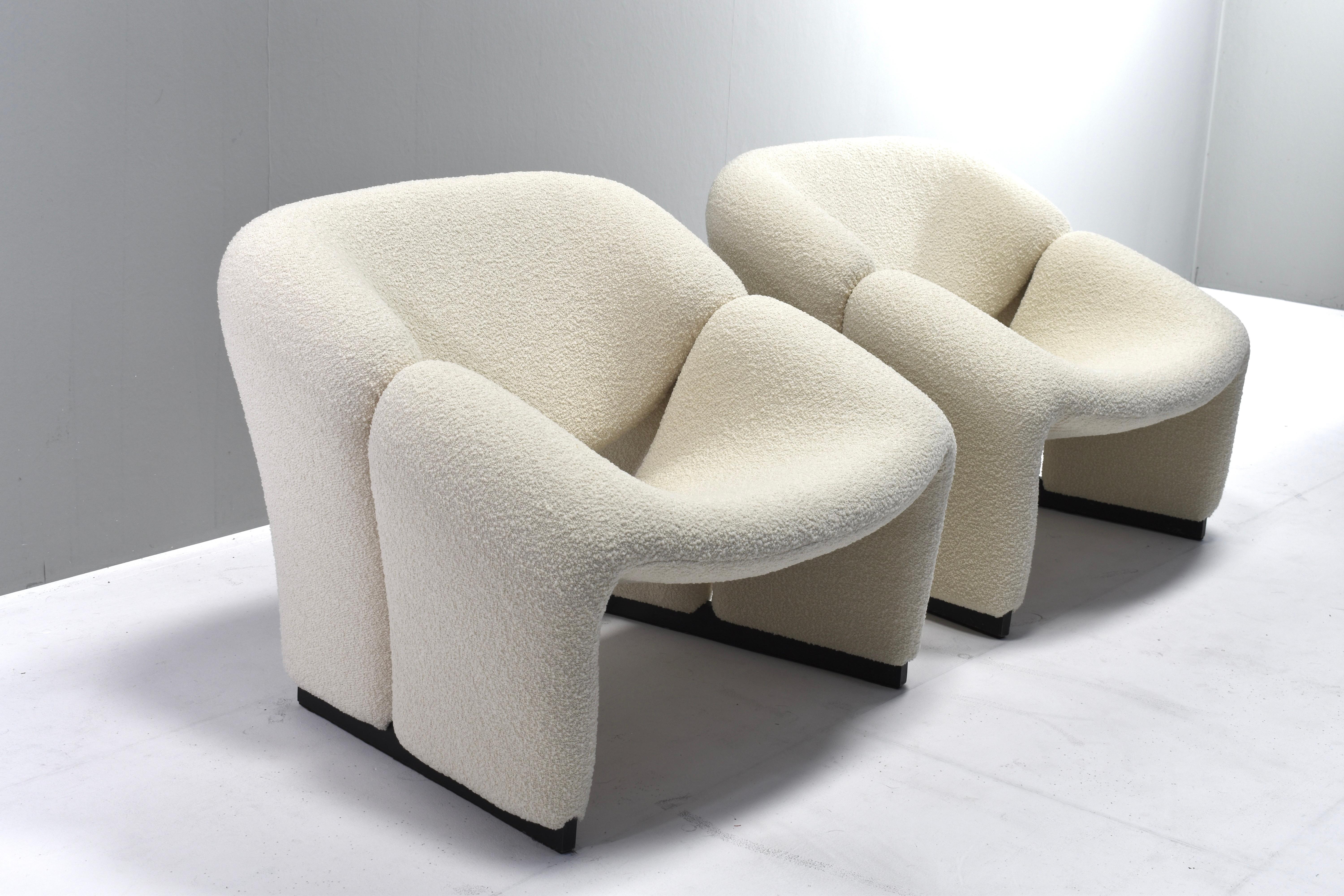 Paire de chaises longues 'M' 'Groovy' F580 1ère édition par Pierre Paulin pour Artifort - Pays-Bas, 1966.
Les chaises ont été superbement retapissées par notre artisan tapissier dans un magnifique tissu de laine bouclé blanc cassé provenant de