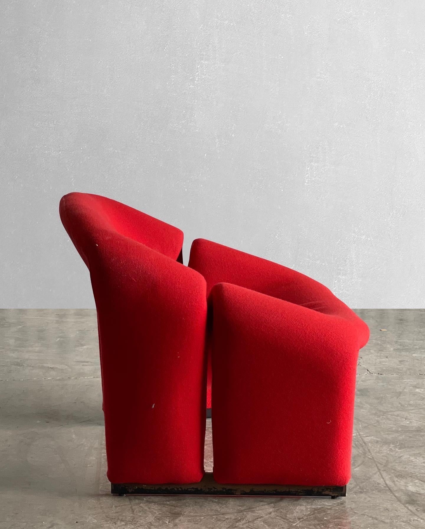 Les fauteuils groovy sont très emblématiques. Connus pour leur forme sculpturale, ils sont également très confortables. Disponible, nous avons une paire de chaises Groovy 1ère édition, conçues par Pierre Paulin pour Artifort en 1966.

La première