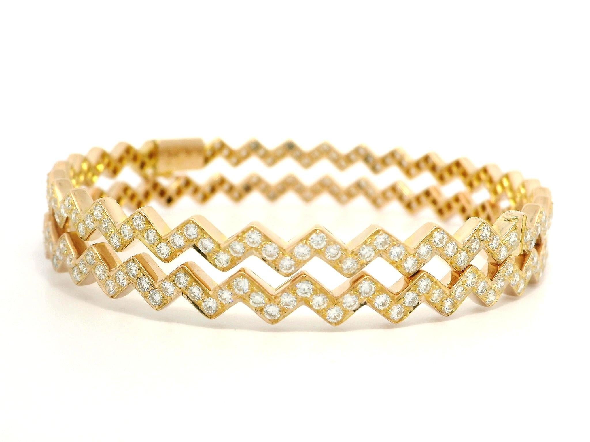 Pair of 2 18k Yellow Gold 4.61ctw VS F Pave Diamond Zig Zag Bangle Bracelets For Sale 6