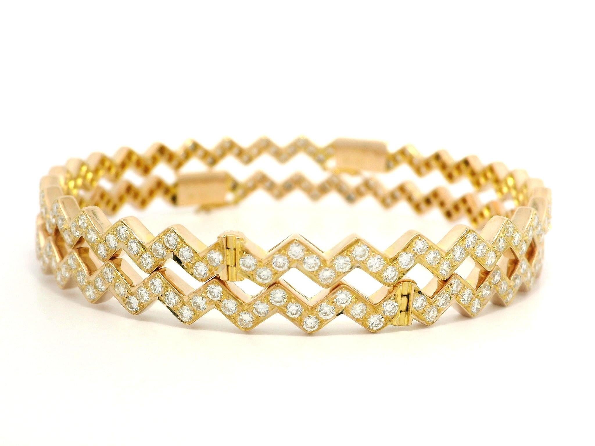 Pair of 2 18k Yellow Gold 4.61ctw VS F Pave Diamond Zig Zag Bangle Bracelets For Sale 7