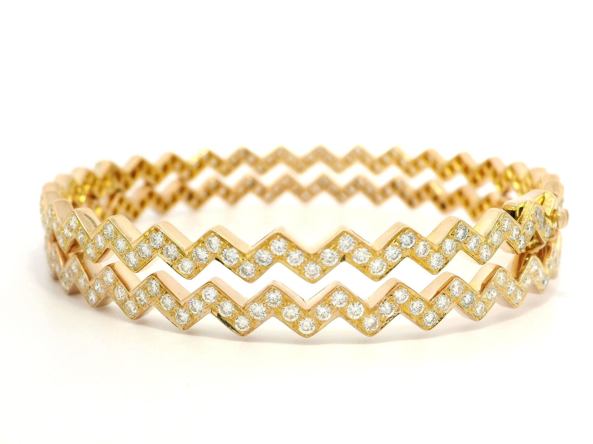 Pair of 2 18k Yellow Gold 4.61ctw VS F Pave Diamond Zig Zag Bangle Bracelets For Sale 8