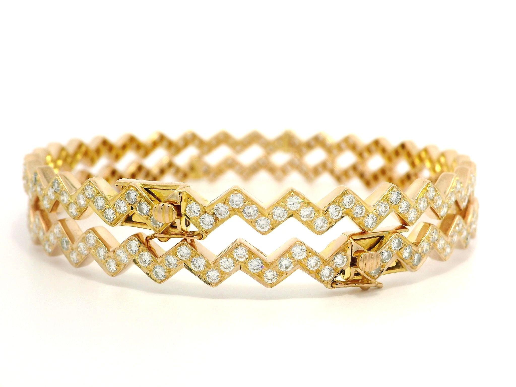 Pair of 2 18k Yellow Gold 4.61ctw VS F Pave Diamond Zig Zag Bangle Bracelets For Sale 9