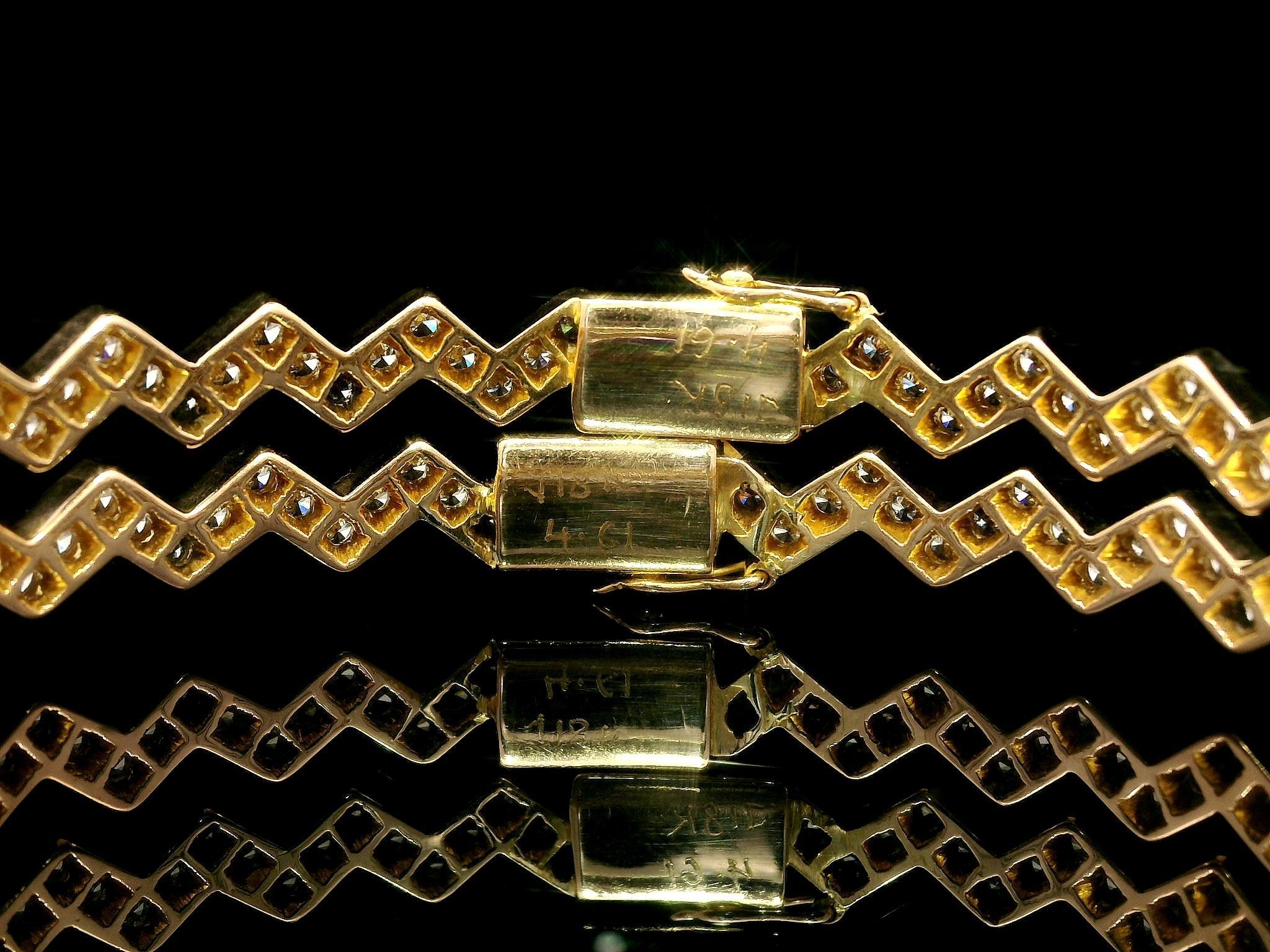Brilliant Cut Pair of 2 18k Yellow Gold 4.61ctw VS F Pave Diamond Zig Zag Bangle Bracelets For Sale