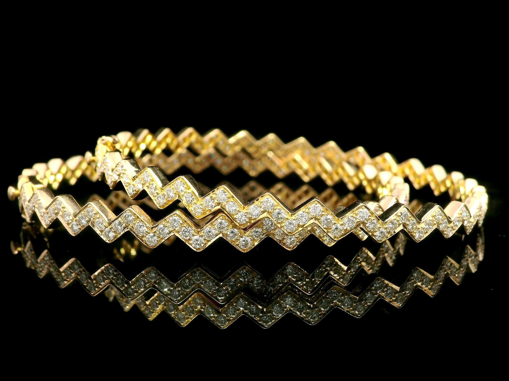 Pair of 2 18k Yellow Gold 4.61ctw VS F Pave Diamond Zig Zag Bangle Bracelets In Excellent Condition For Sale In Montclair, NJ