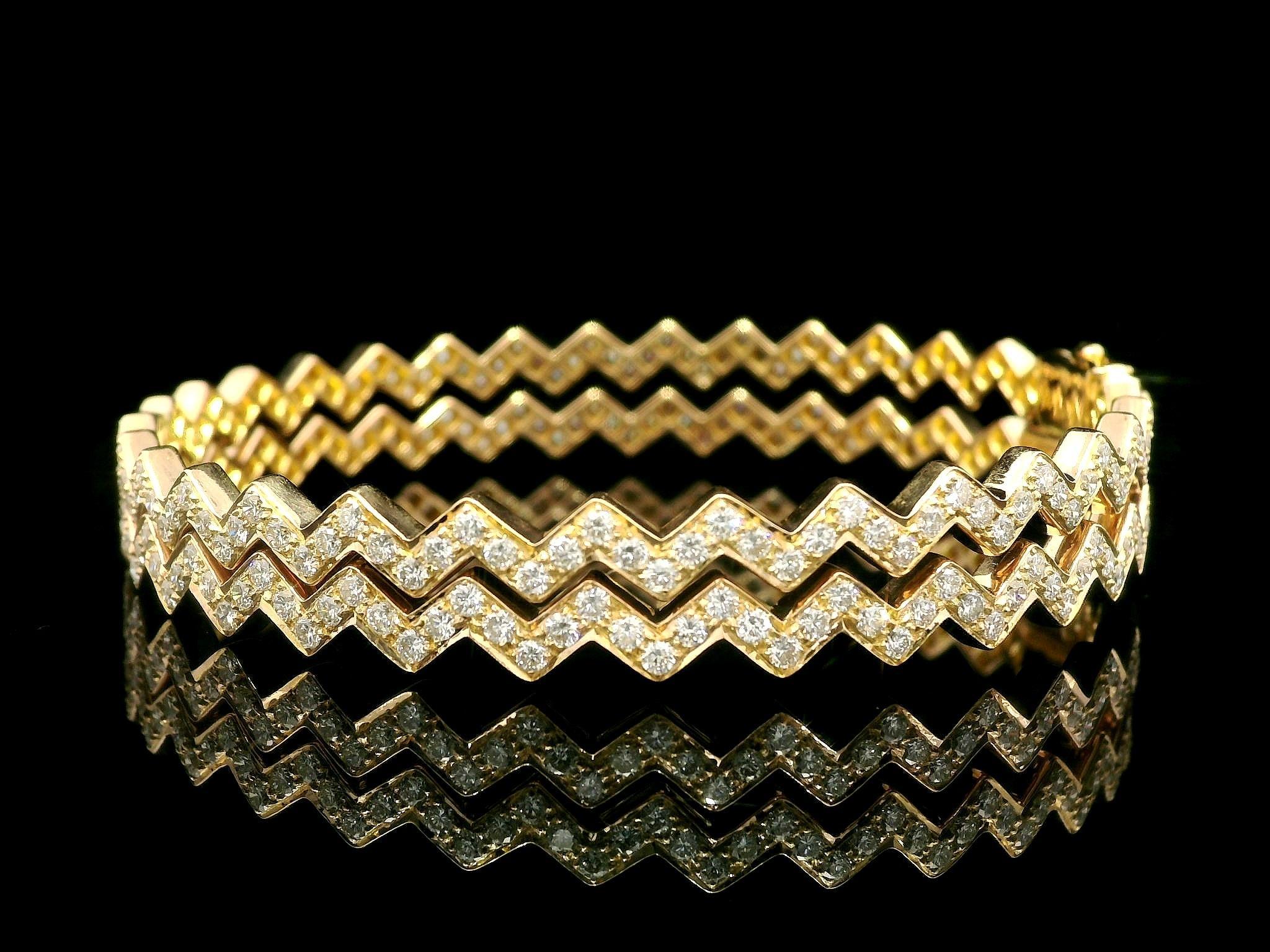 Pair of 2 18k Yellow Gold 4.61ctw VS F Pave Diamond Zig Zag Bangle Bracelets For Sale 1
