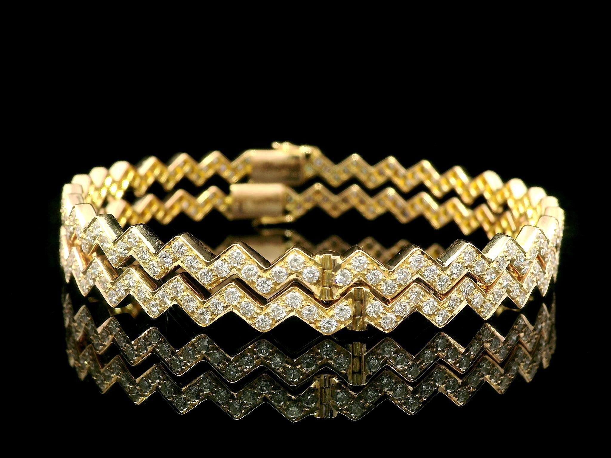 Pair of 2 18k Yellow Gold 4.61ctw VS F Pave Diamond Zig Zag Bangle Bracelets For Sale 2