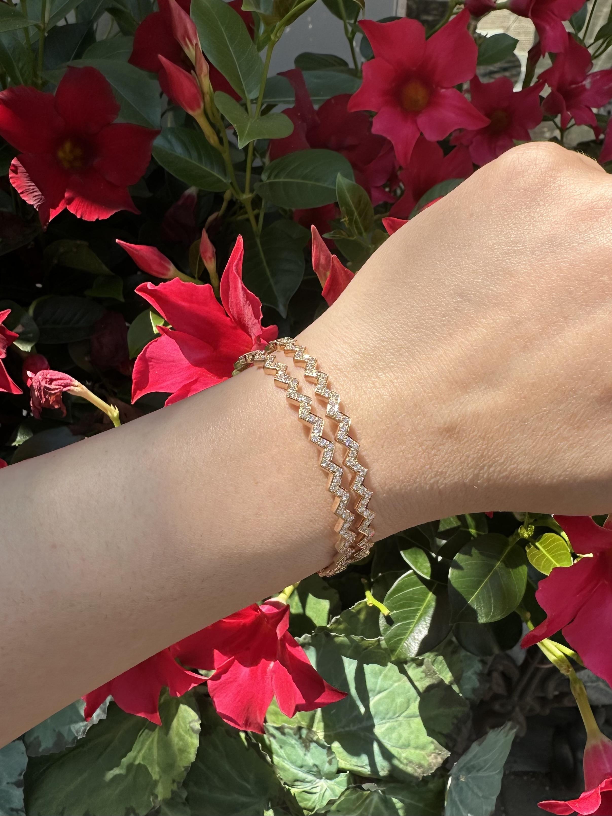 Pair of 2 18k Yellow Gold 4.61ctw VS F Pave Diamond Zig Zag Bangle Bracelets For Sale 4