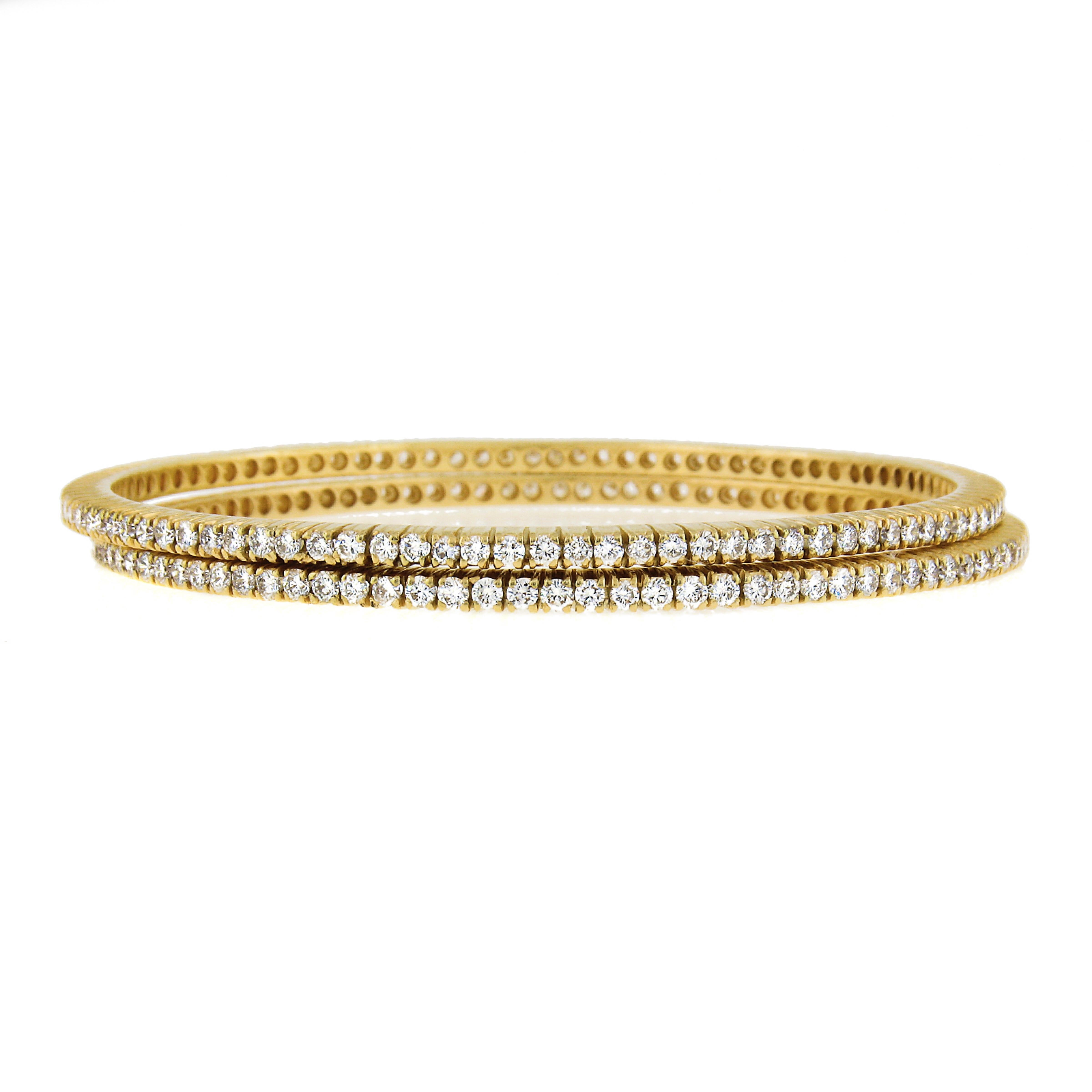 Taille ronde Paire de 2 bracelets en or jaune 18 carats, 5.82ct Round Brilliant Diamond Eternity Bangle en vente