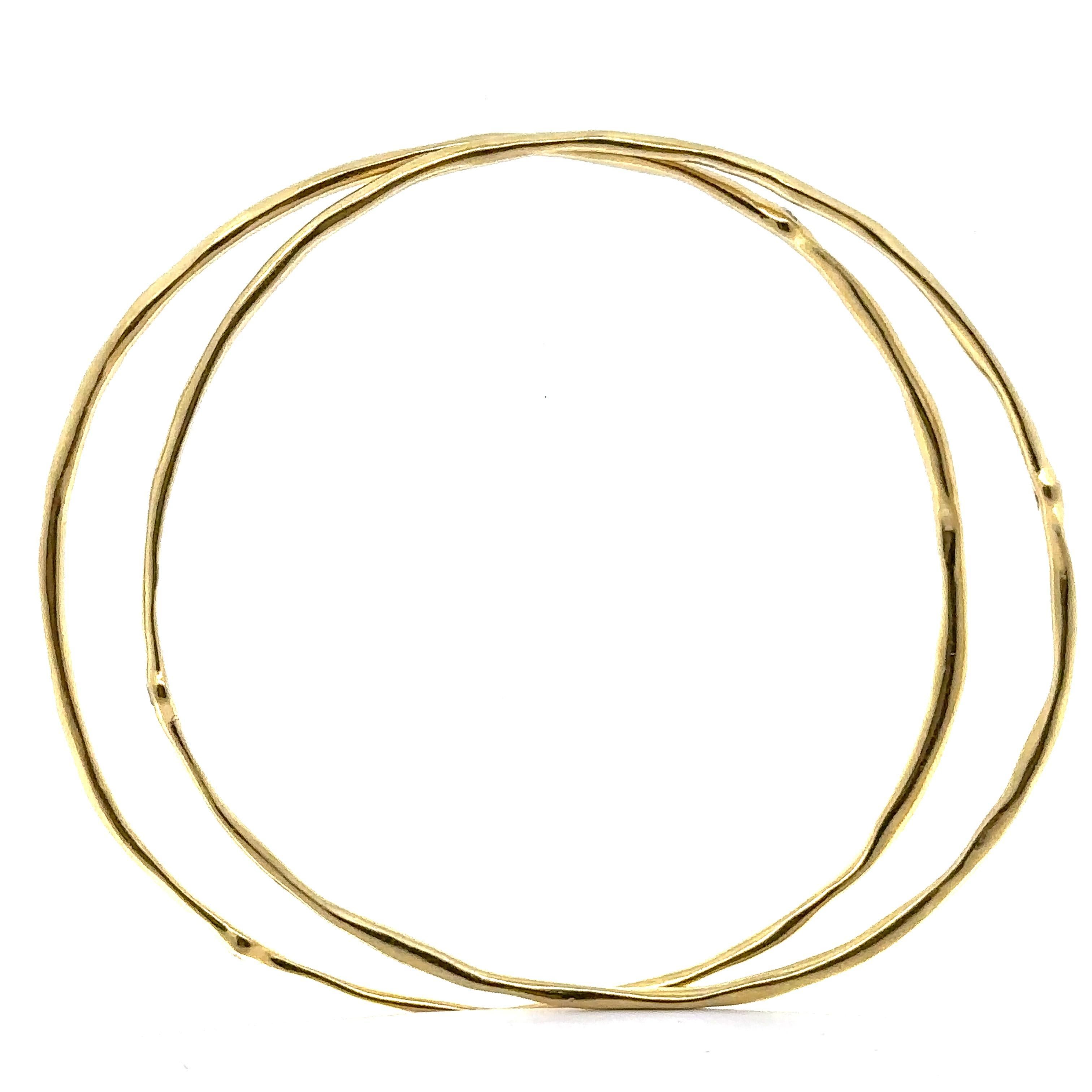 --Pierre(s) :...
(4) Diamants naturels authentiques - taille ronde et brillante - sertis en chaton - couleur blanc très vif - 0,16ctw (approx.)

MATERIAL : Or jaune 18K massif
Poids : 17 grammes (poids de la paire)
Type : Paire de 2 bracelets à