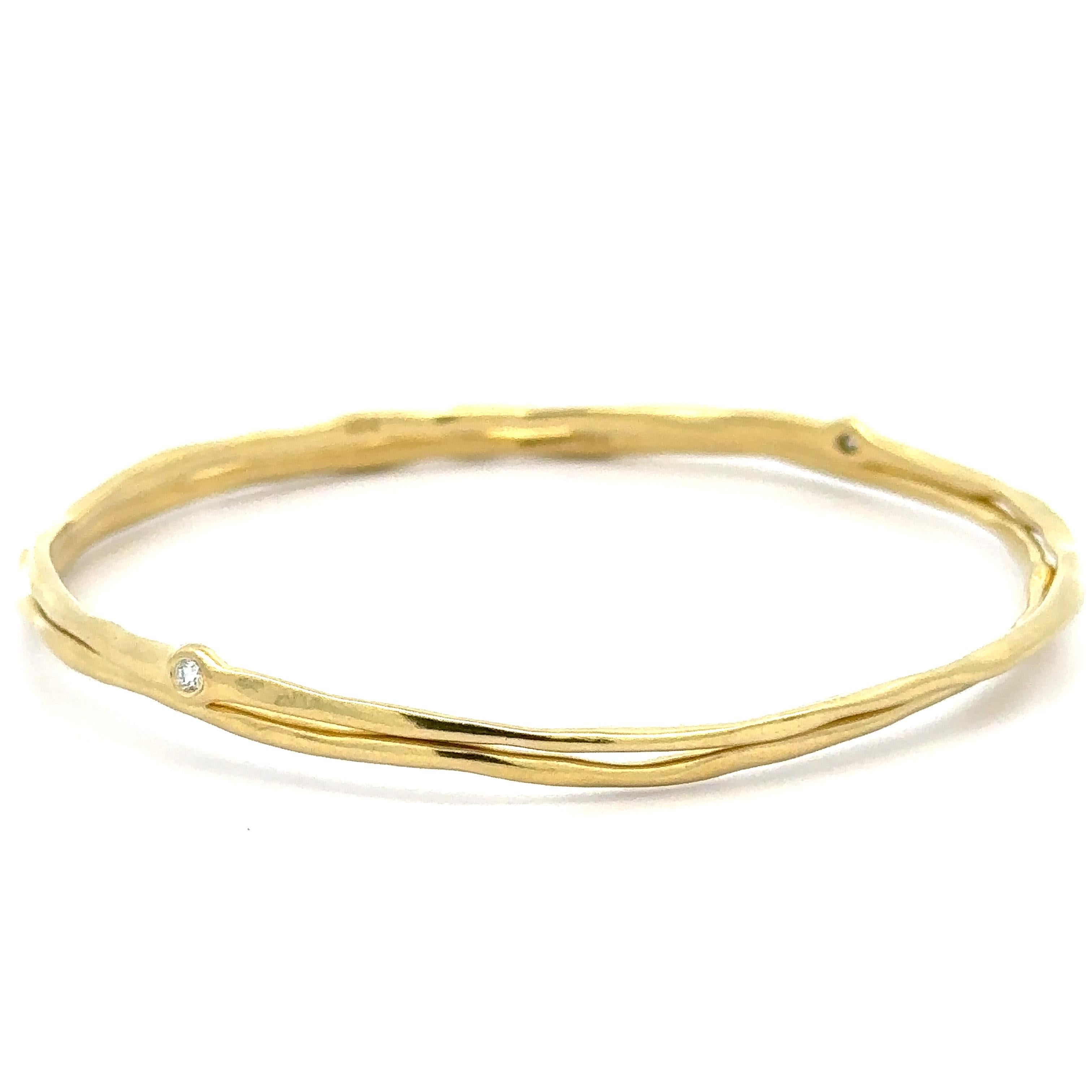 Paire de 2 bracelets en or jaune 18k avec chaton et diamant, de forme libre, à enfiler en vente 1
