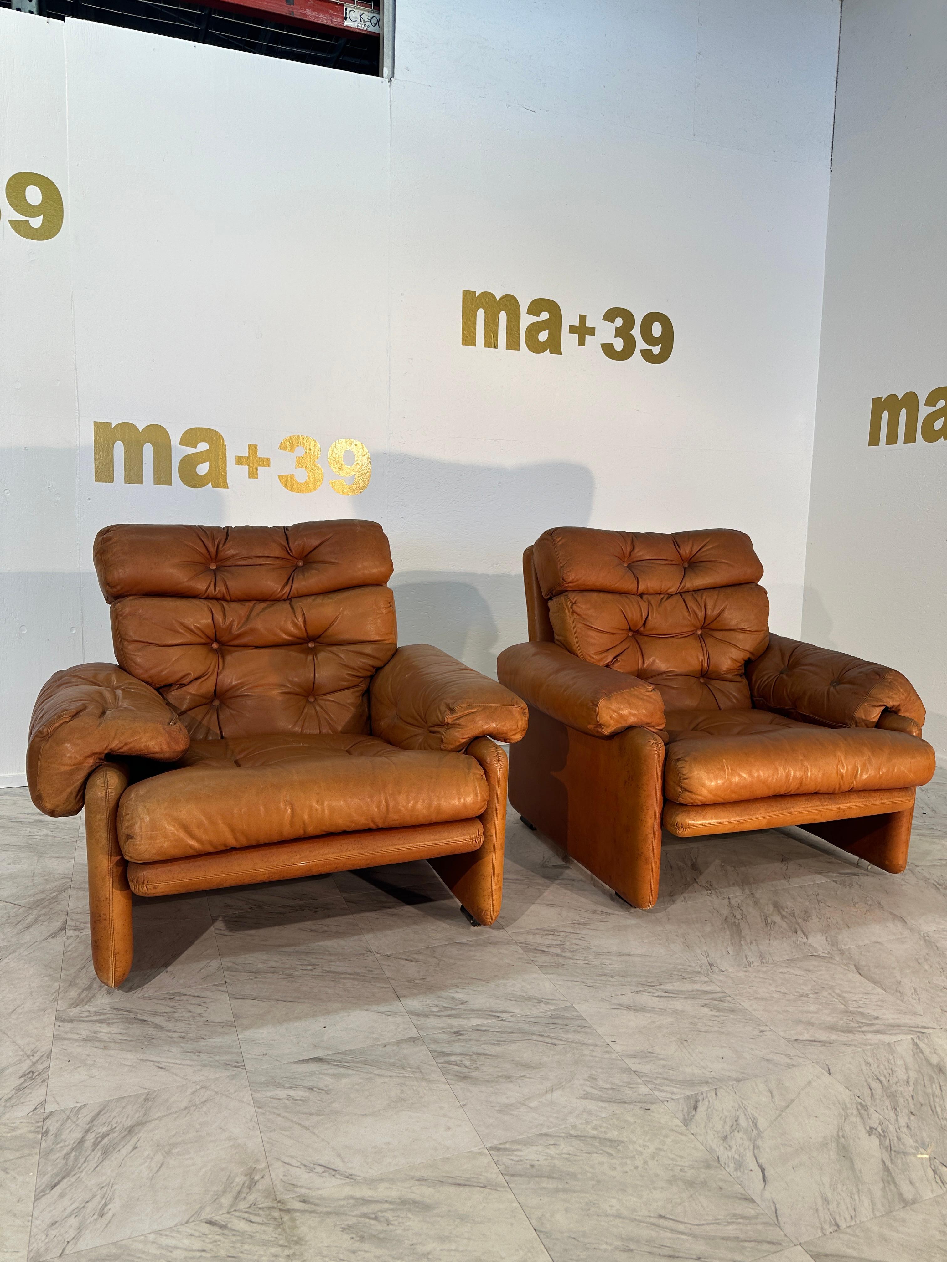Die zwei Coronado-Stühle von Afra & Tobia Scarpa für C&B Italia aus den 1960er Jahren sind ikonische Beispiele für modernes Design aus der Mitte des Jahrhunderts. Diese Stühle sind vollständig mit braunem Leder gepolstert und bieten eine luxuriöse