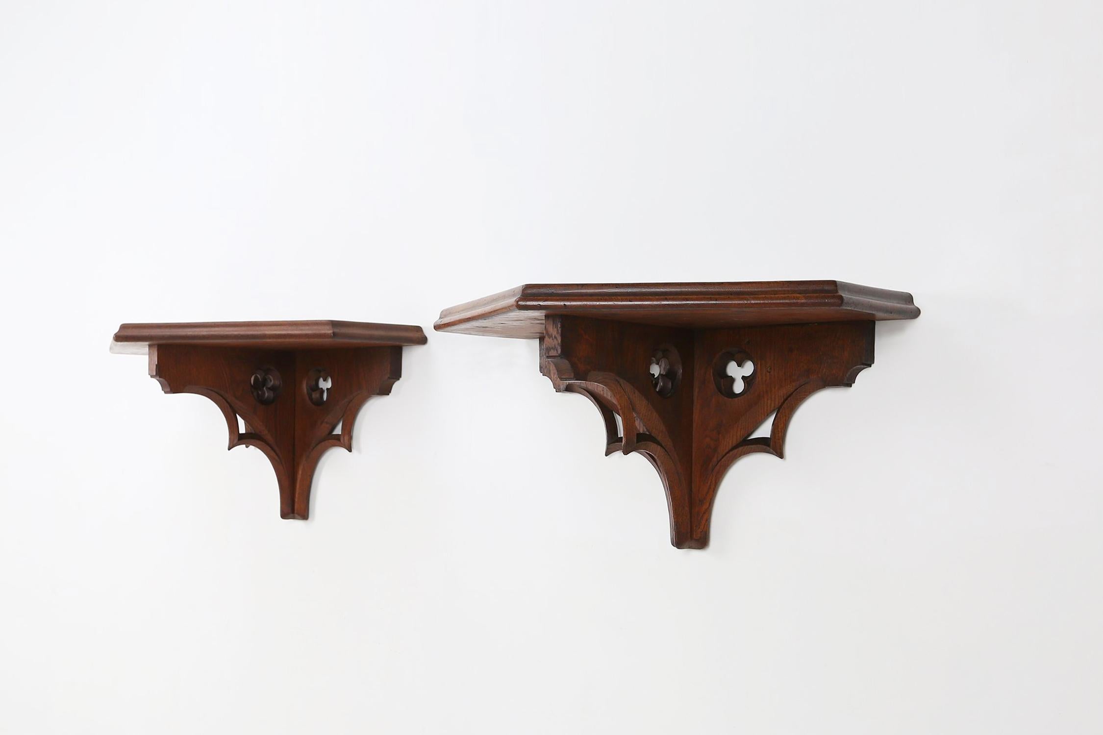 France / 1850 / paire de consoles / chêne / Antique / Rustique / Romantique

Deux consoles murales anciennes en chêne avec de belles sculptures sur les deux côtés et à l'intérieur, provenant d'une église. Utilisé à l'origine pour exposer des statues