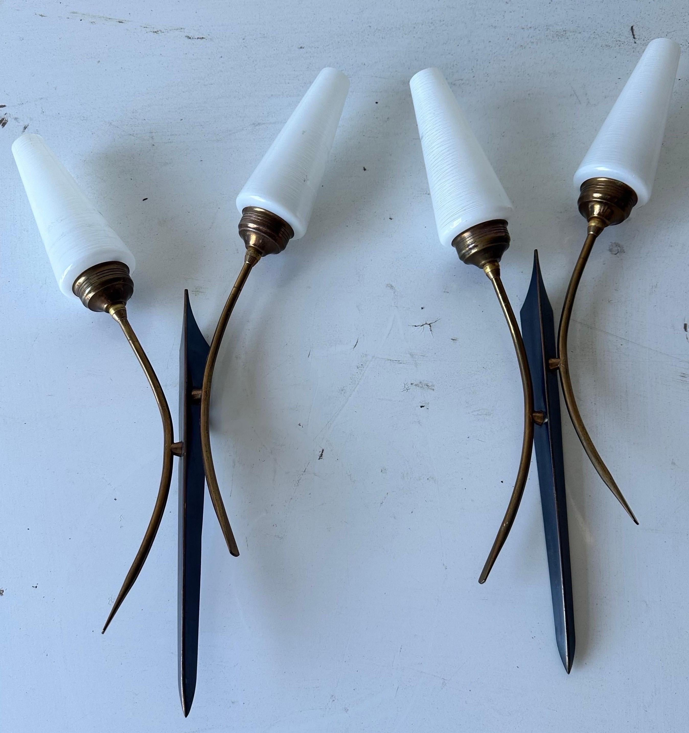 Mid-Century moderno Coppia di lampade francesi a 2 bracci Maison Lunel in vendita