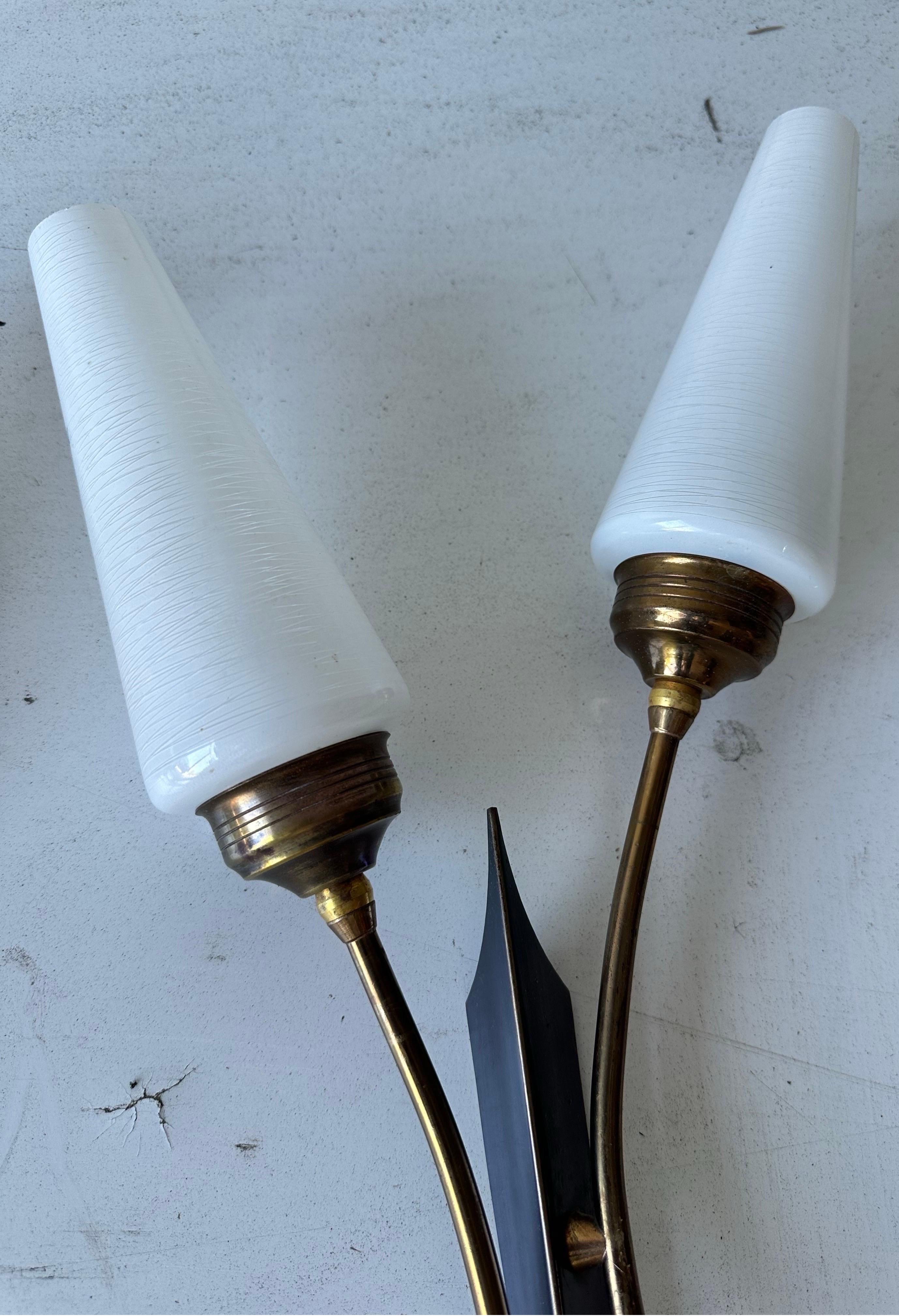 Metà XX secolo Coppia di lampade francesi a 2 bracci Maison Lunel in vendita