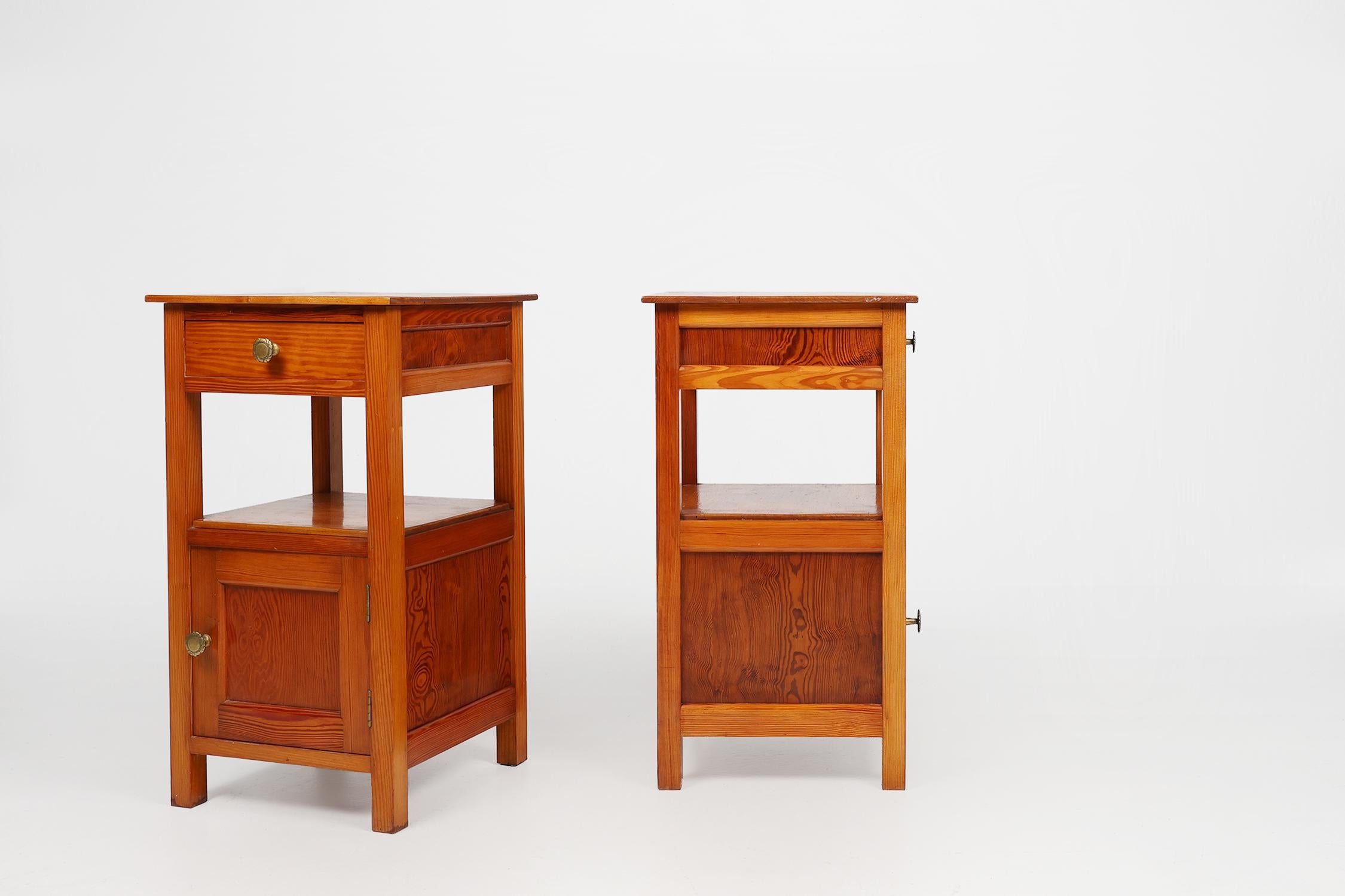Bois Paire de 2 tables de nuit Art Déco en bois, France 1940s en vente