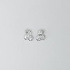 Ein Paar Betzy-Ohrringe aus Silber von Aur Studio (2 Stück)