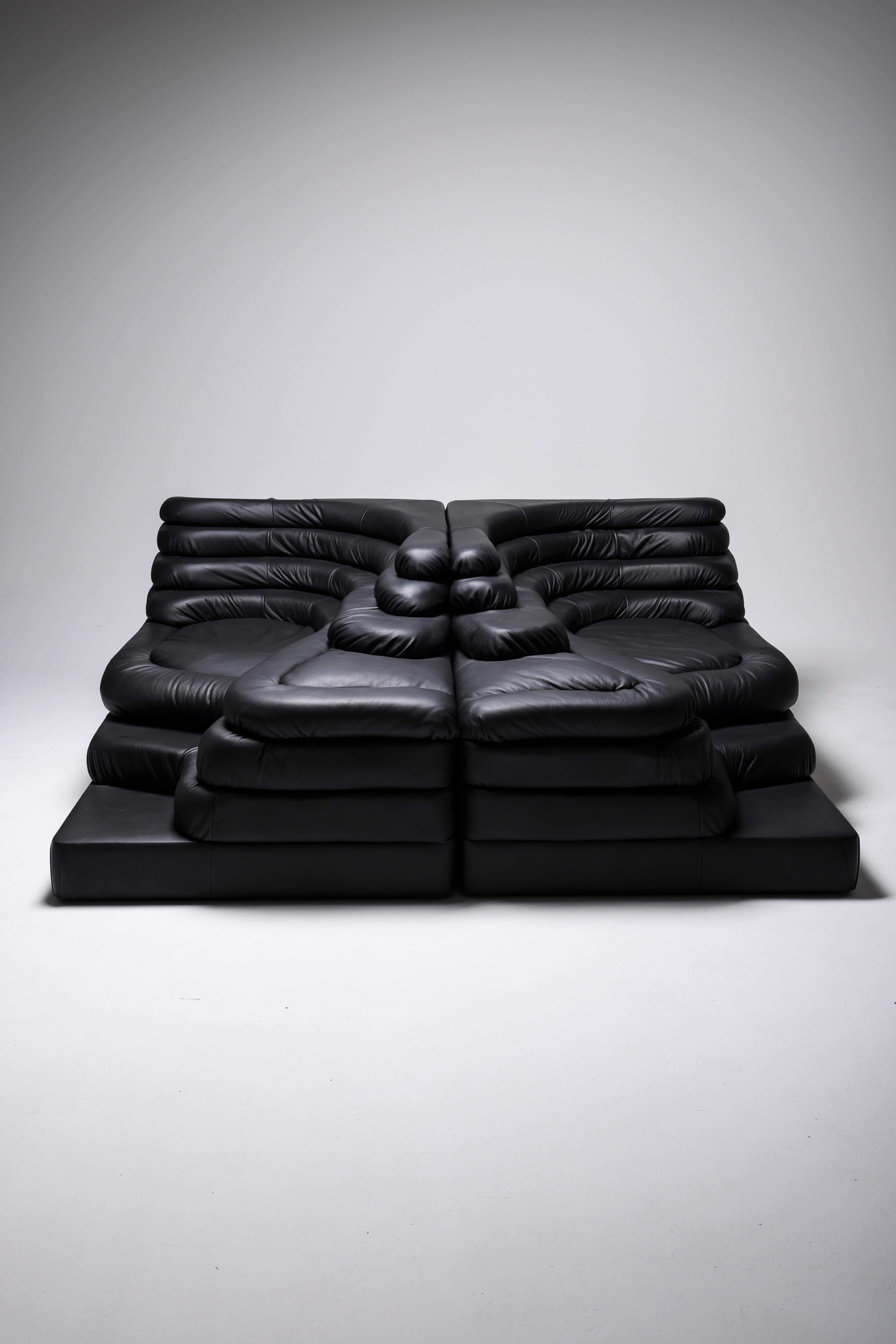 Pair of black sofa model Terrazza or DS 1025 designed by Ubald Klug in fully reupholstered leather. Structure in wood and felt under the base. Very good condition.