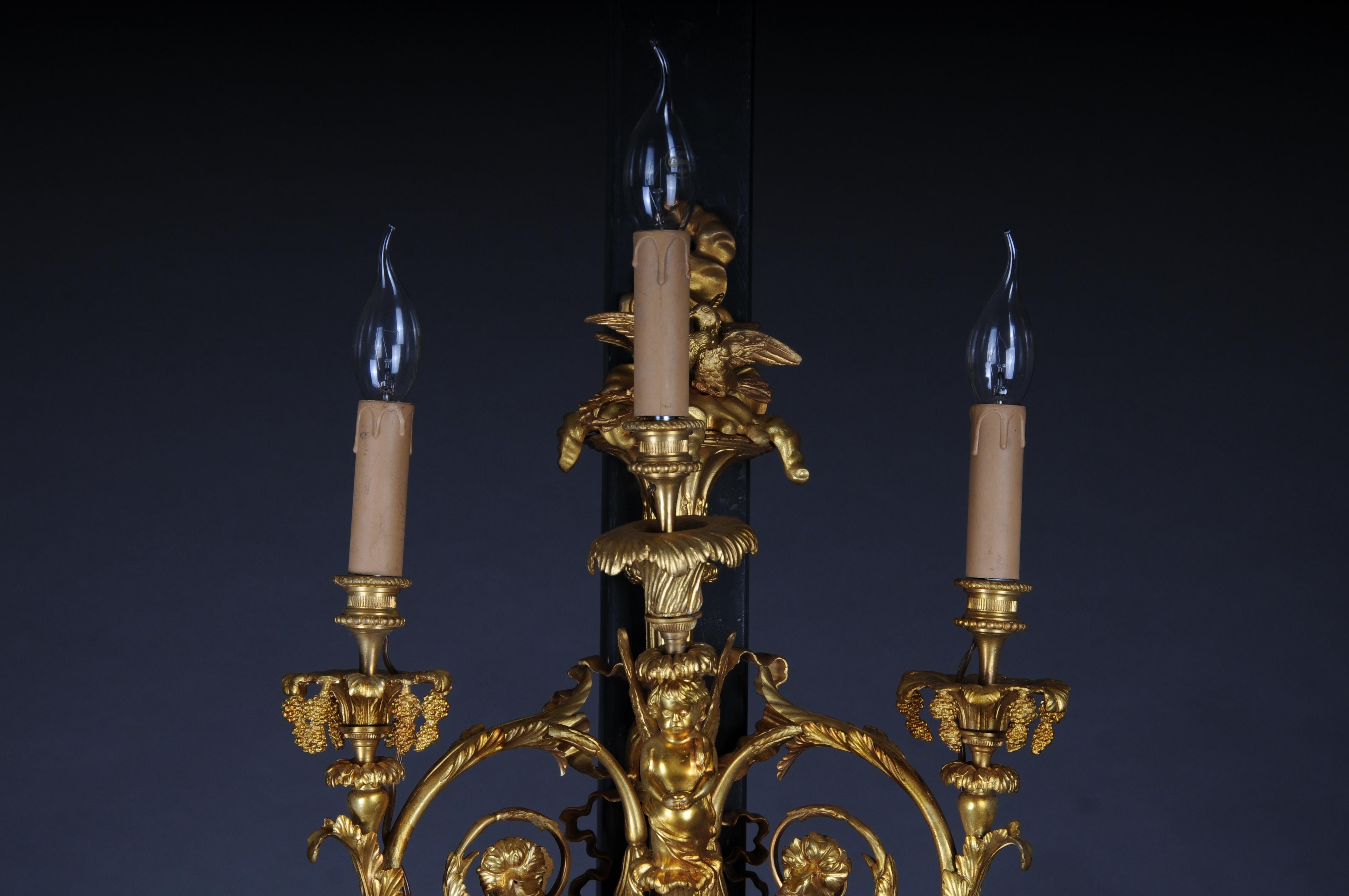 Pair of (2) bronze magnificent sconces, gilded in Louis XV

Matt and gilded, chased bronze. Wall sconce richly ornate and spiraled, crowned with doves, acanthus decor and grape-like finish, as well as 3 curved light arms. The sconces are already