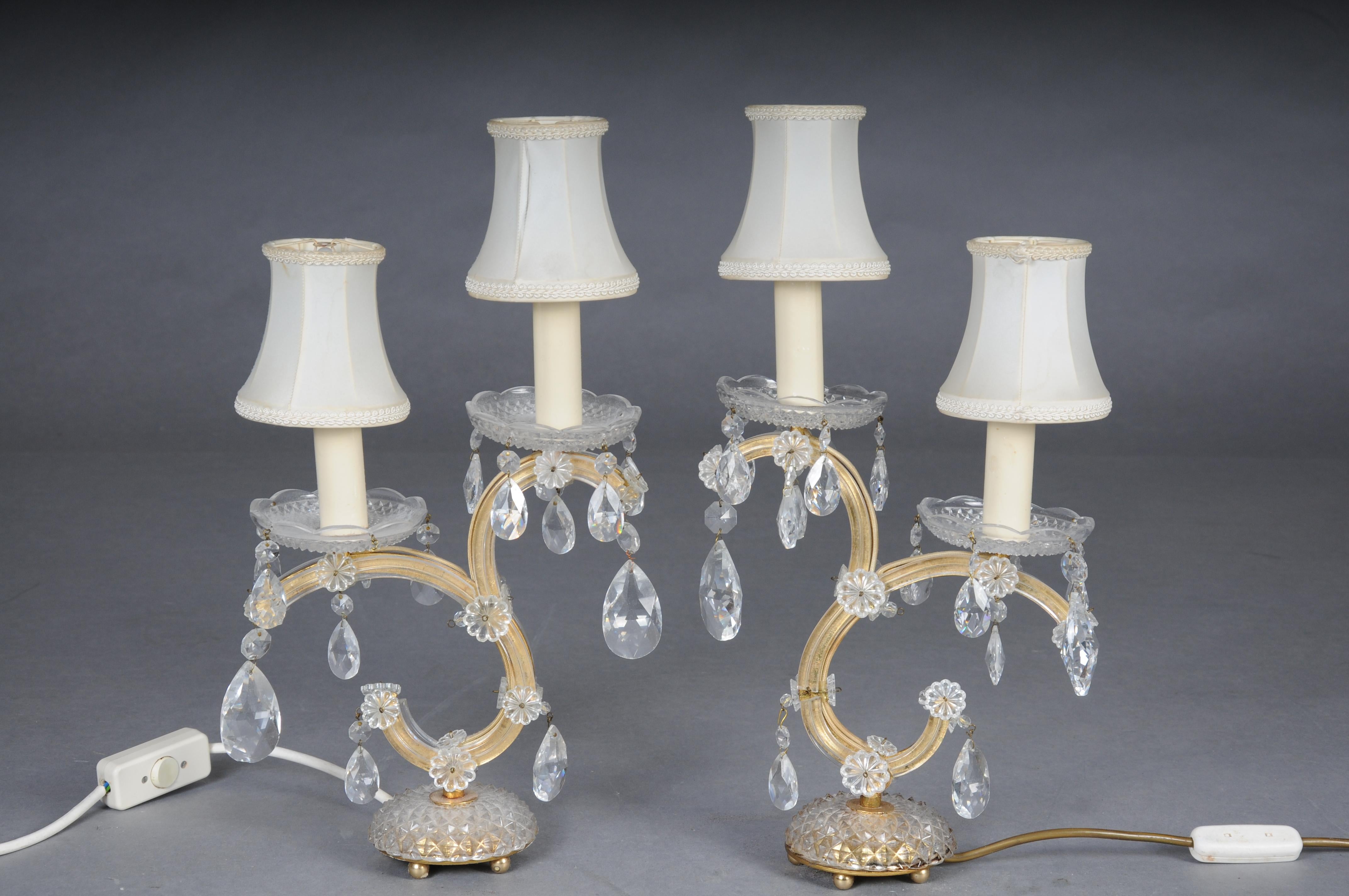 Coppia di (2) lampade da tavolo classiche in cristallo, Maria Teresa, XX secolo.

Ottone con corpo incrostato di cristalli tagliati e pendenti di cristalli tagliati. Ciascuna con due bracci curvi e paralumi. Elettrificato e pronto per l'uso nei