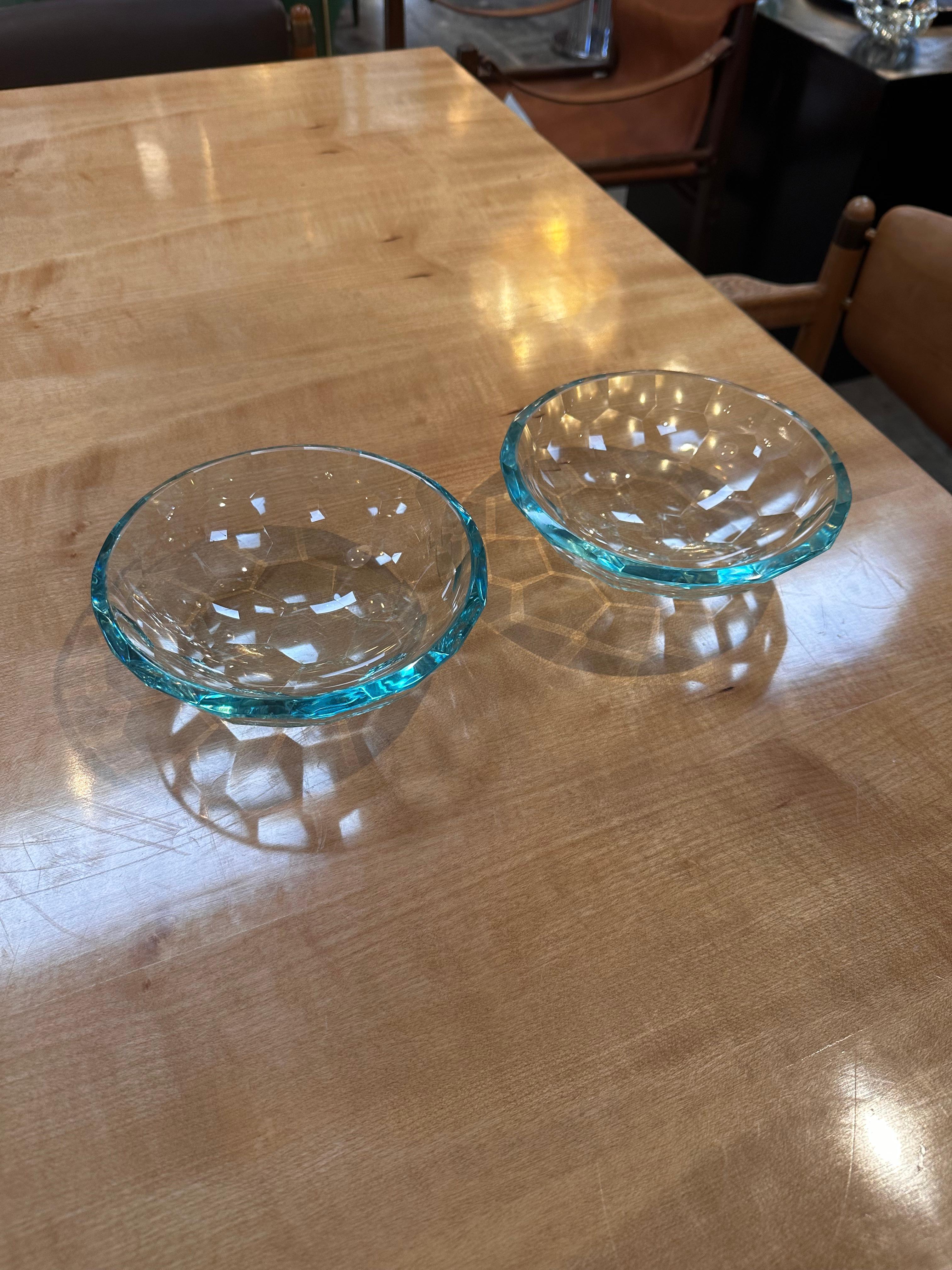 La paire de 2 bols décoratifs en verre fabriqués à la main est un ajout élégant et artistique à toute décoration intérieure. Fabriqués à la main avec soin, ces bols en verre présentent des designs uniques et une attention particulière aux détails.