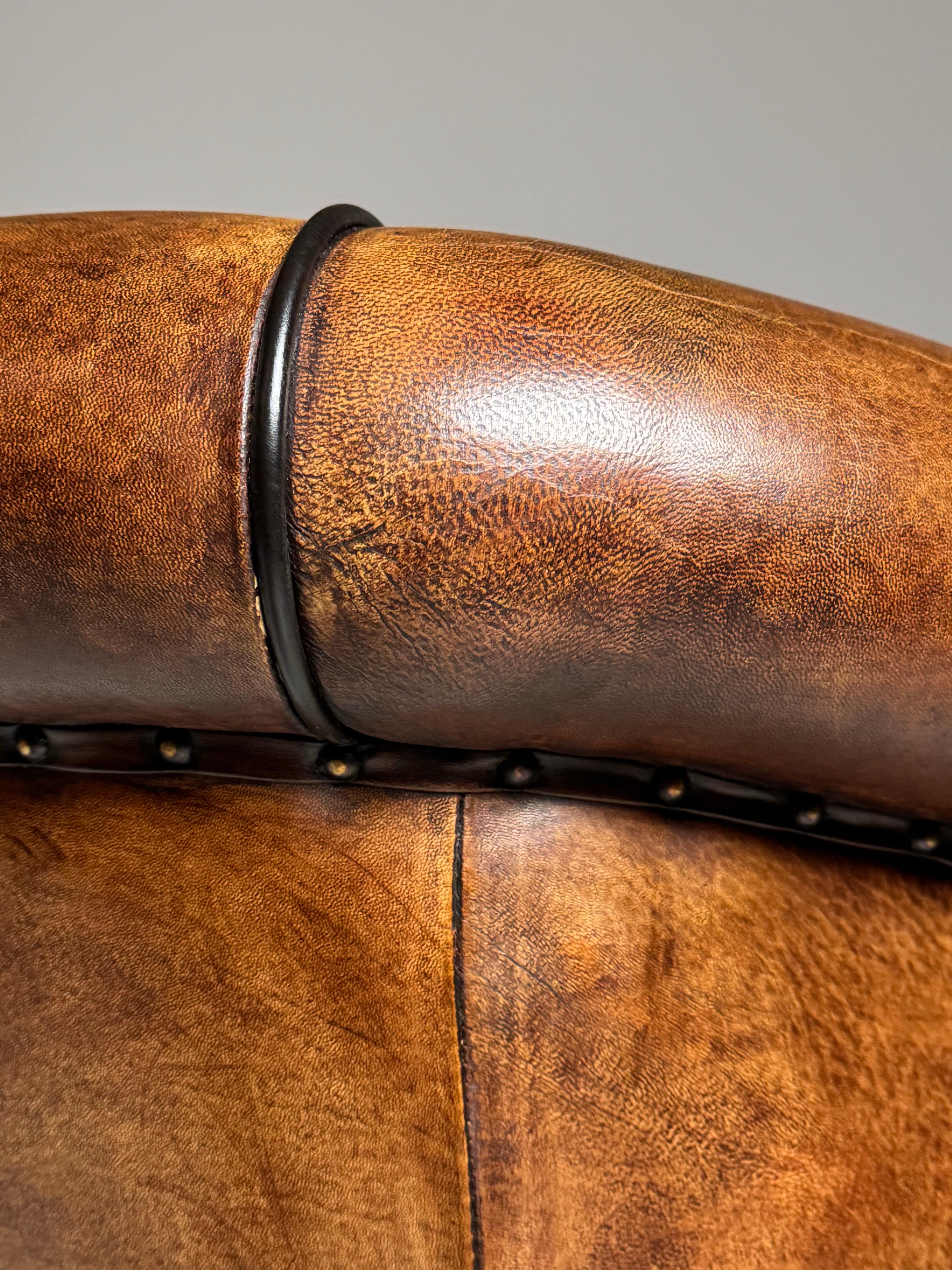 Lot de 2 fauteuils club / chaises club / fauteuils en cuir de mouton en état neuf. Fabriqué par Dutch Lounge Atelier. Etat neuf. Belle couleur.

Dimensions : 77W x 77H x 78D
44sh