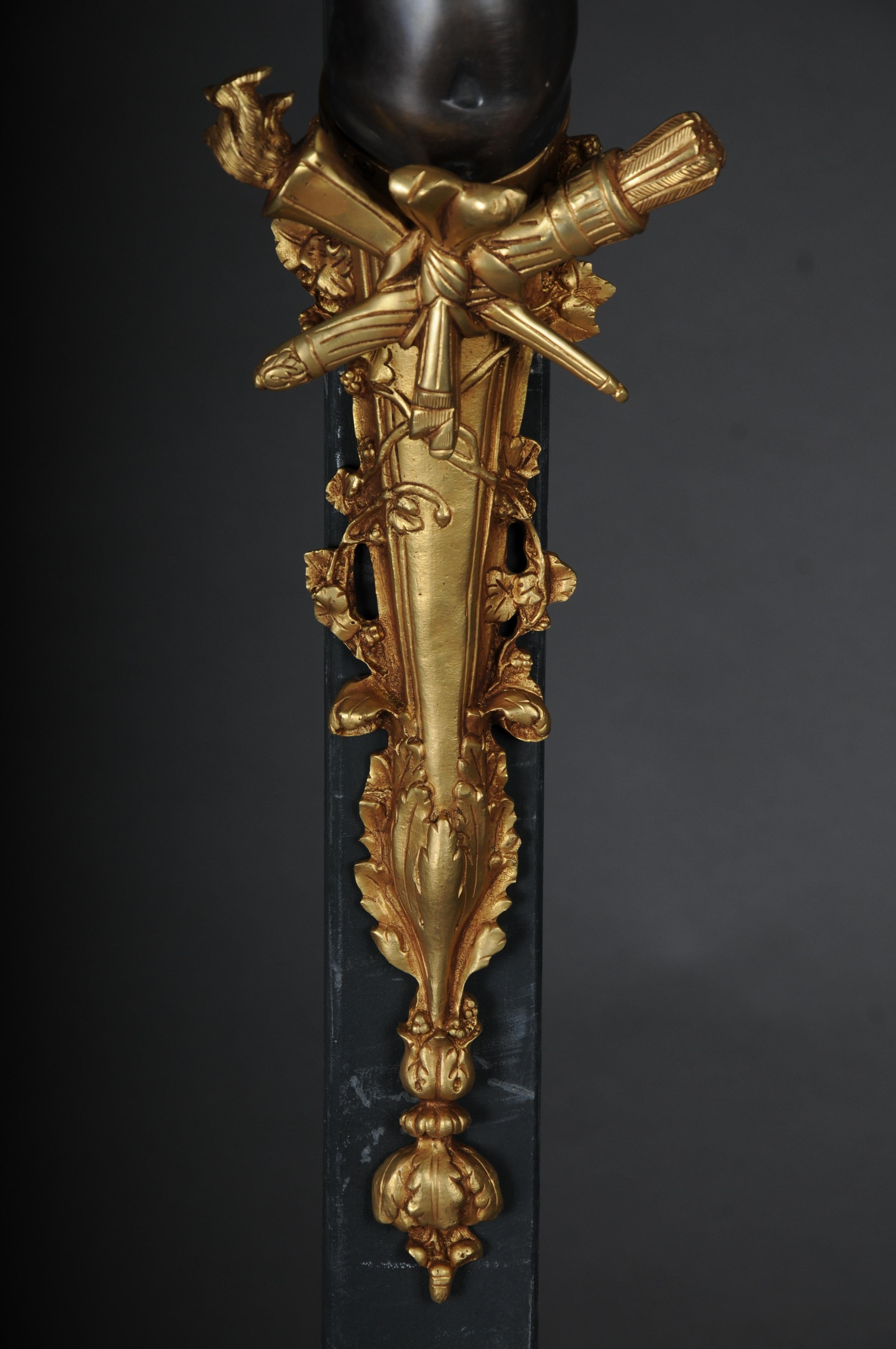 20ième siècle Paire de (2) appliques putto Empire en bronze doré en vente