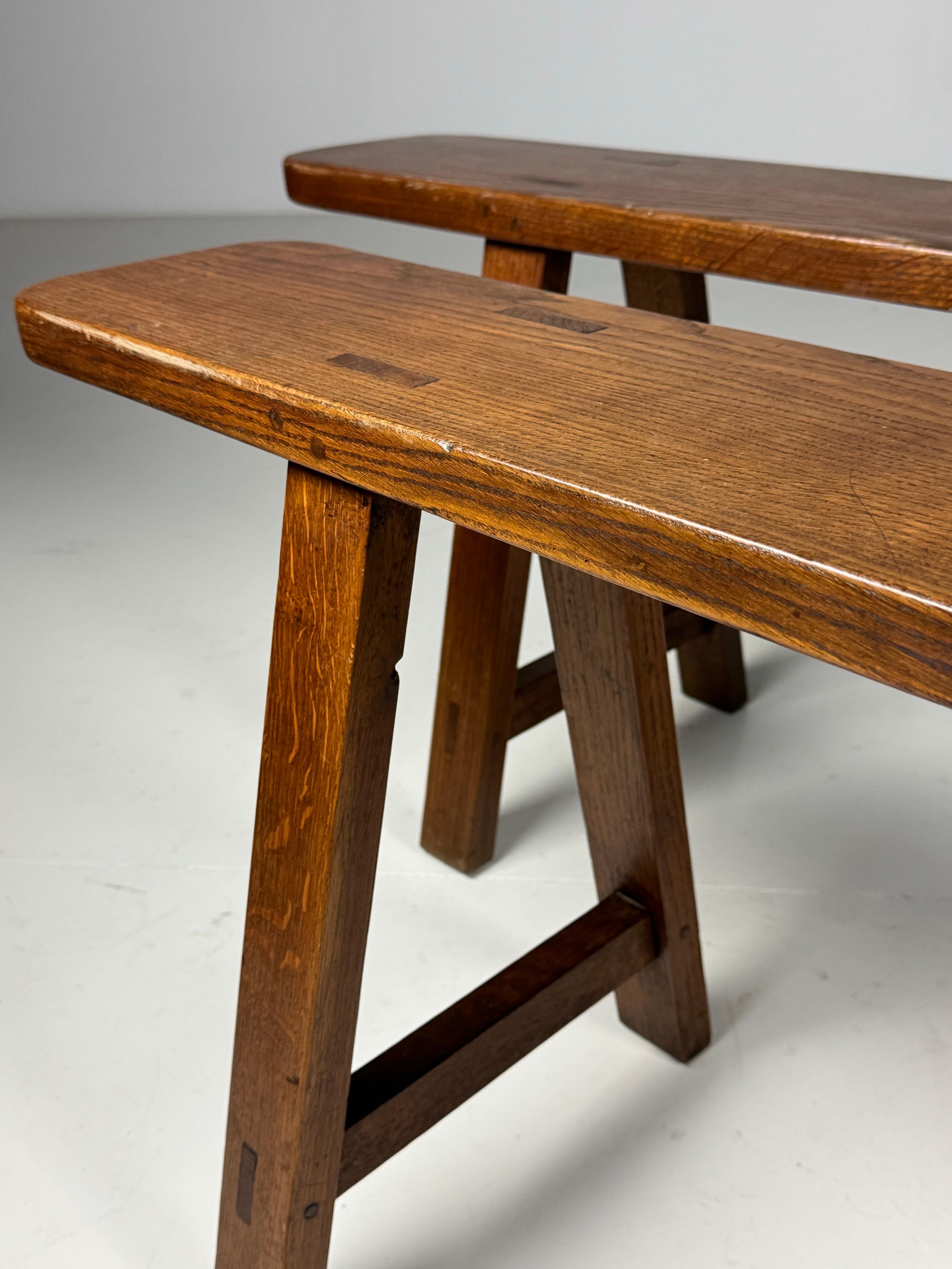 Ensemble de 2 bancs / banquettes de salle à manger à la française.
Fabriqué en chêne massif. Ca. 1920-1940.

Dimensions : 200L x 48H x 35D