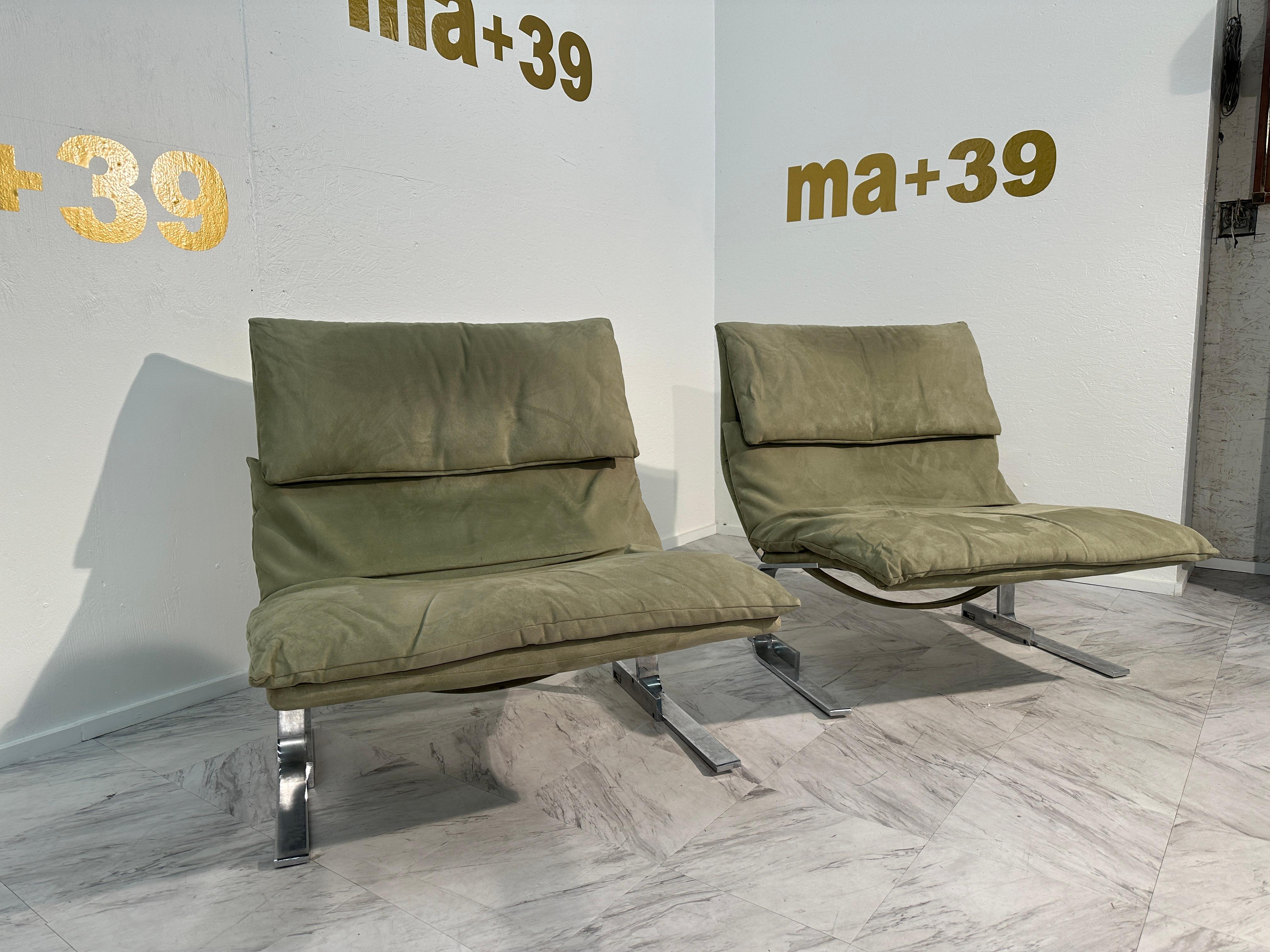 Elevate your space with this stunning Pair of 2 Green Lounge Chairs by F.lli Saporiti X Lane, a collaboration echoing the distinctive style of the 1970s. The chairs boast an elegant chrome base that not only provides a stable foundation but also