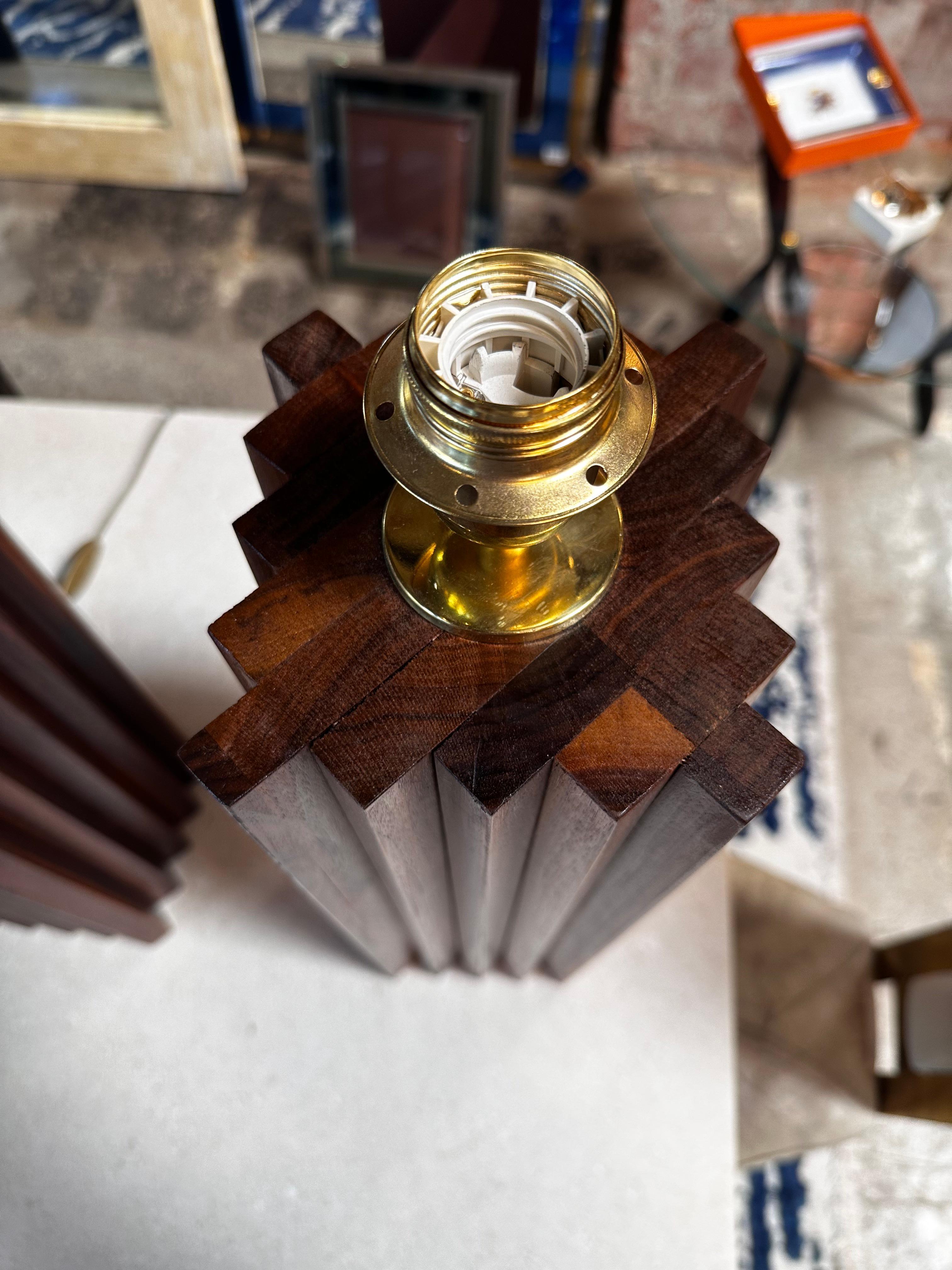 Paire de lampes de table italiennes du milieu du siècle dernier, habilement fabriquées en bois et en laiton. Ces lampes incarnent la fusion des designs de l'époque, combinant élégamment des éléments naturels avec des accents métalliques, ce qui