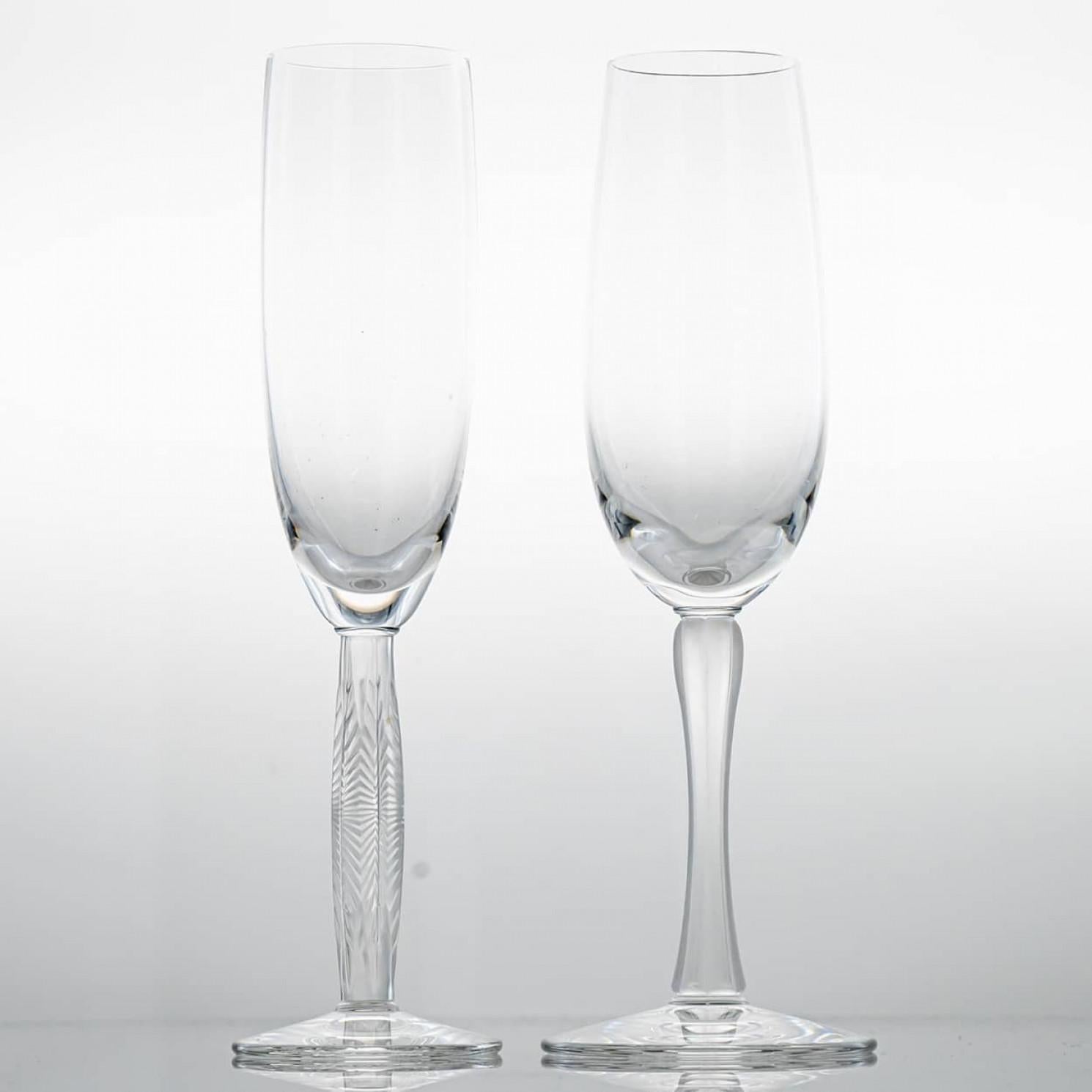 Luxus vom Feinsten, 2 hochwertige Champagnergläser in klarem Kristall von Lalique.

Dieses exquisite Paar Glaswaren von Lalique verkörpert die zeitlose Eleganz und die raffinierte Handwerkskunst, für die das französische Kristallhaus bekannt ist.