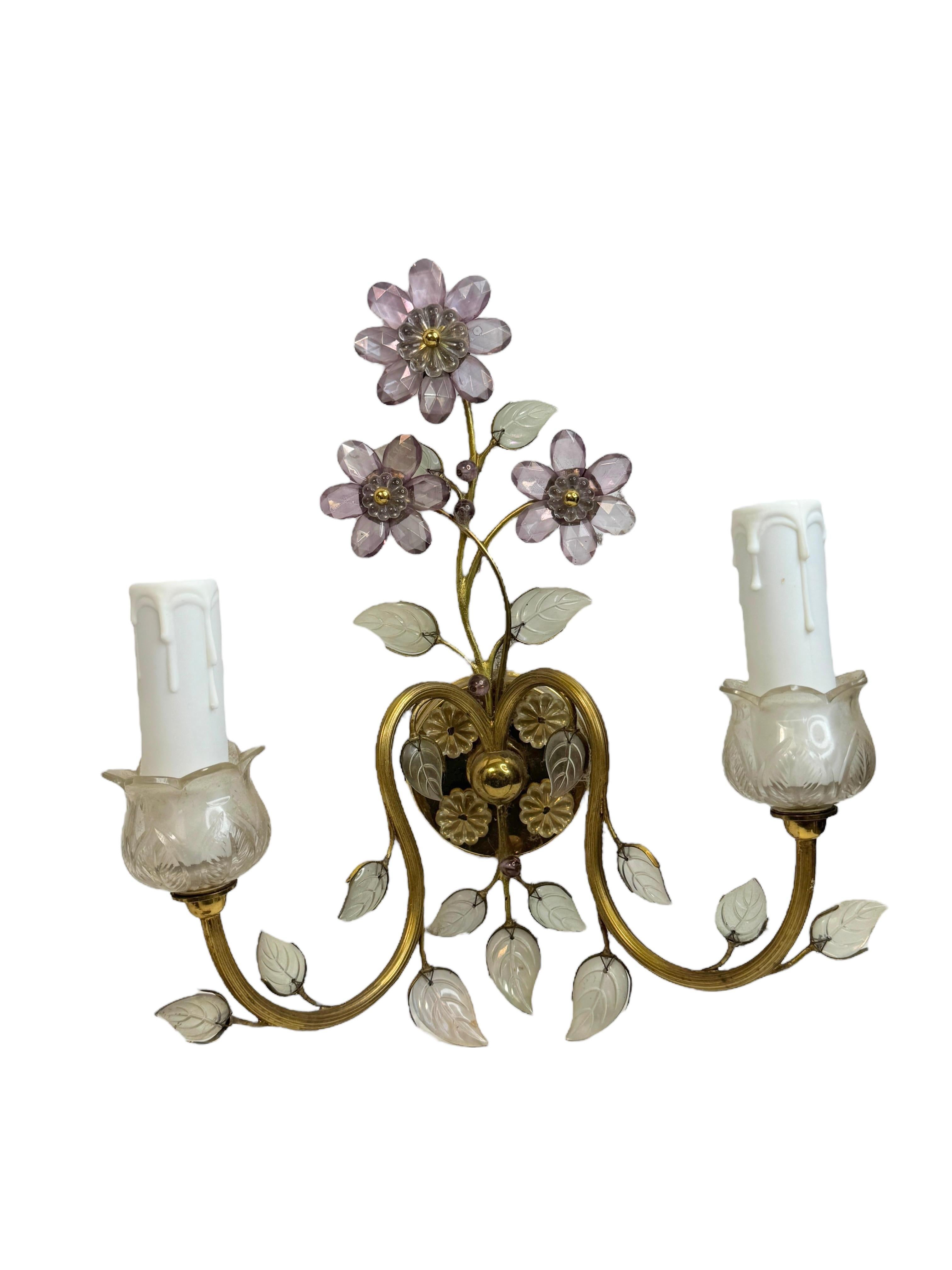 Une paire  Applique florale conçue par Oswald Haerdtl pour I.L.A., Vienne, vers 1955. Construction réduite en laiton, en partie nickelé, avec des verres incolores et de différentes couleurs, entre autres en forme de fleurs et de feuilles. Chaque