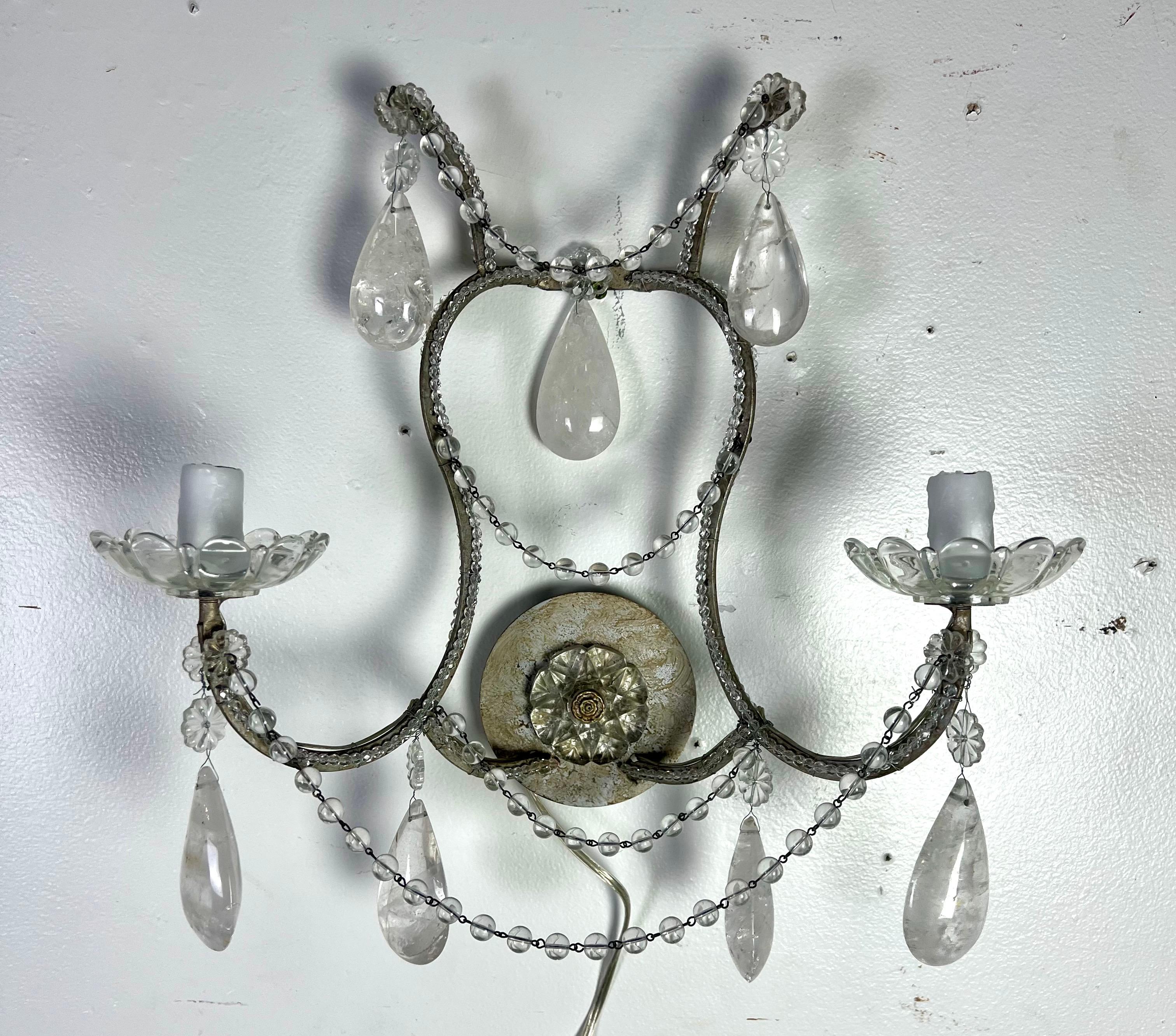 Rococo Paire d'appliques à 2 lumières en cristal de roche perlé en vente