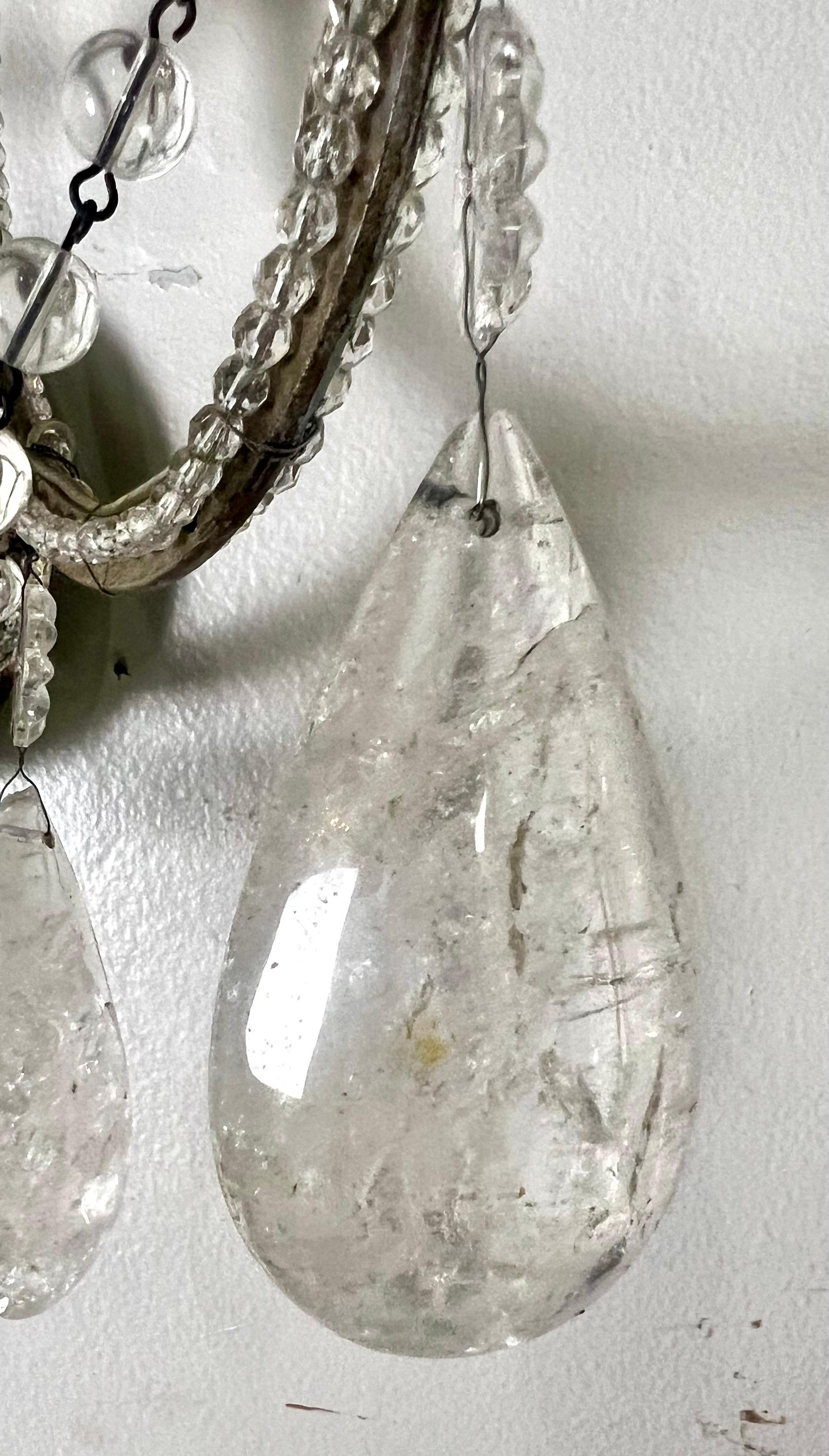 Doré Paire d'appliques à 2 lumières en cristal de roche perlé en vente