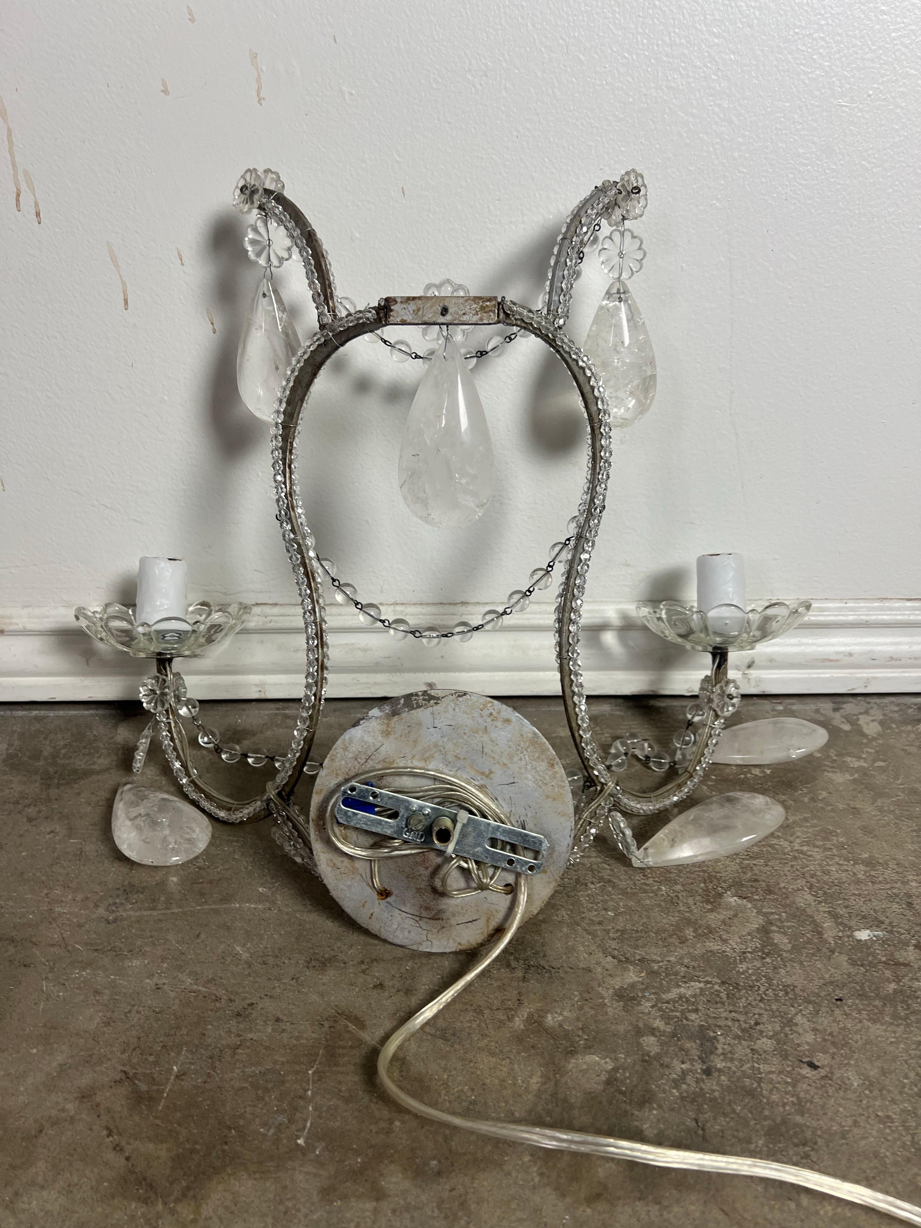 Paire d'appliques à 2 lumières en cristal de roche perlé Abîmé - En vente à Los Angeles, CA