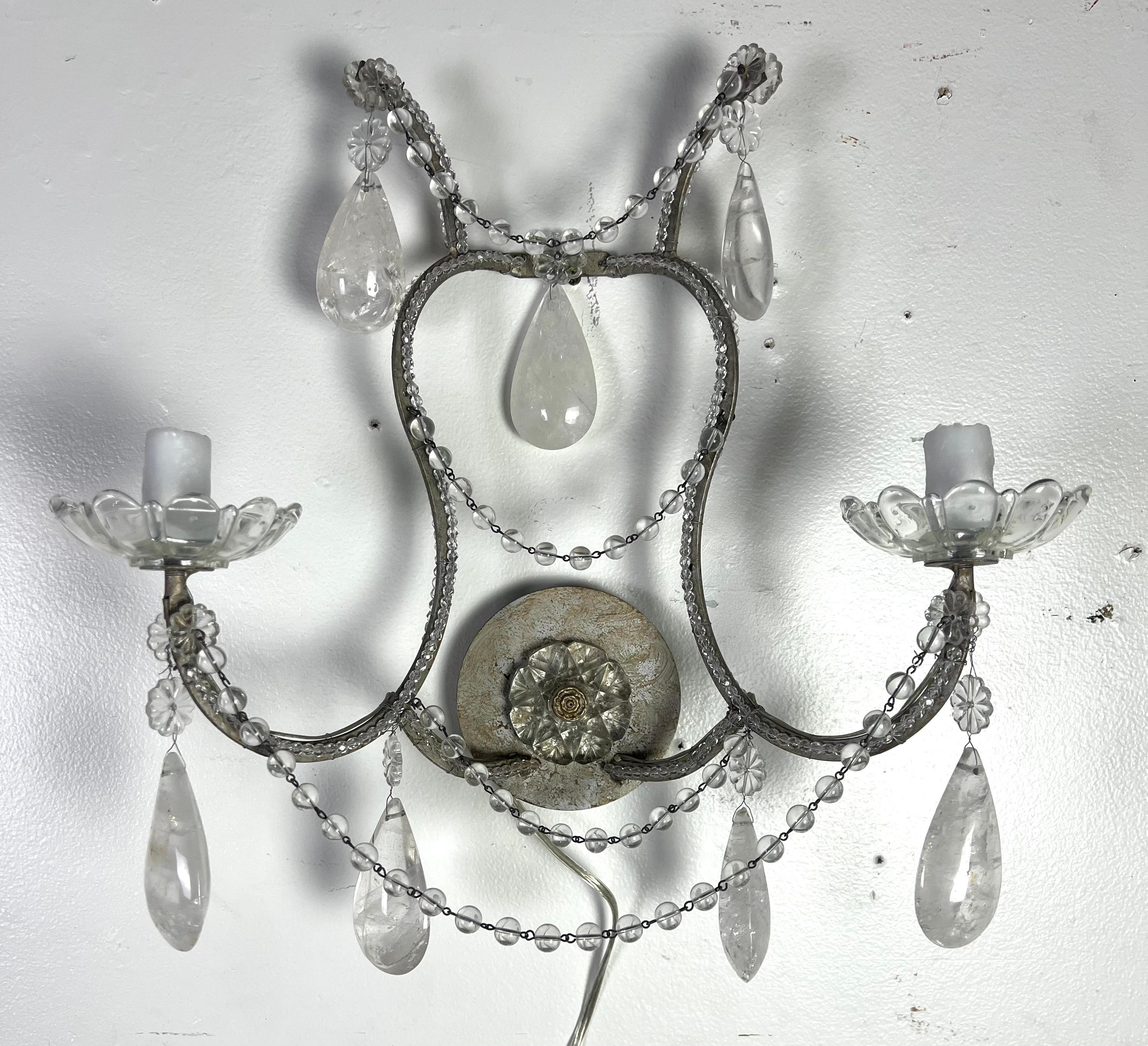 Fer Paire d'appliques à 2 lumières en cristal de roche perlé en vente