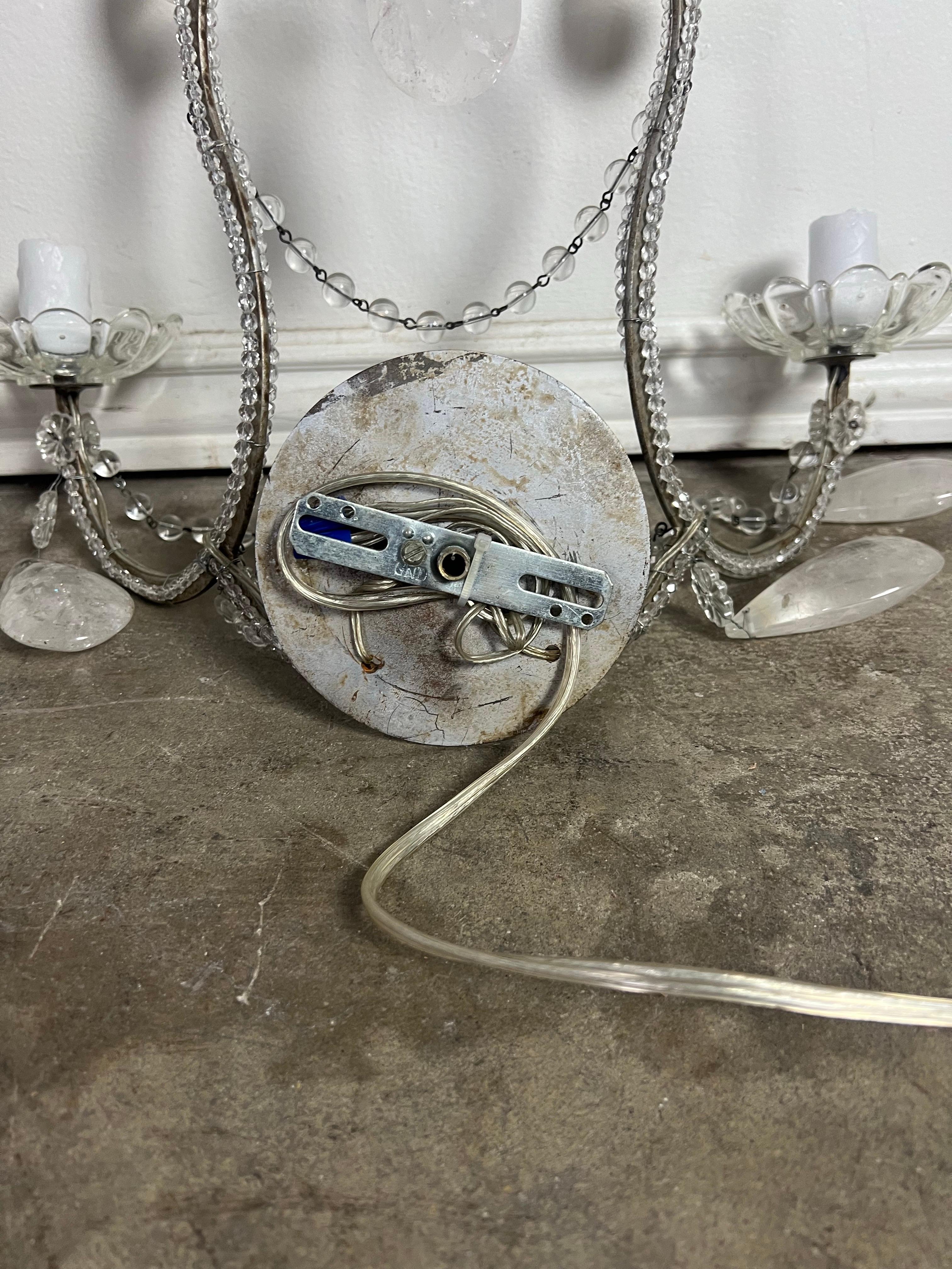 Paire d'appliques à 2 lumières en cristal de roche perlé en vente 1