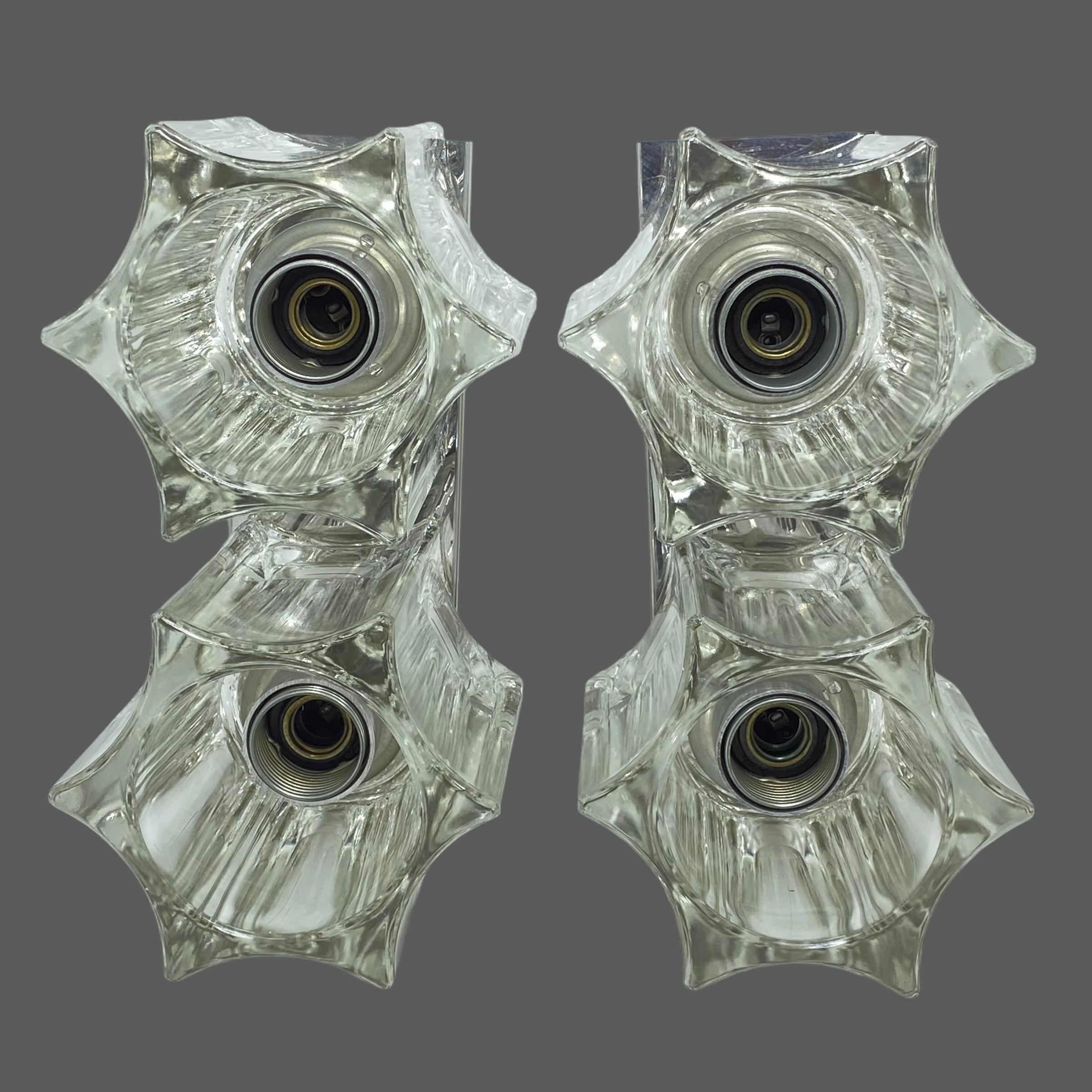 Ein Paar Starburst-Glasleuchten mit Chromsockel. Hergestellt in Deutschland. Jede Leuchte benötigt zwei europäische E14 / 110 Volt Kandelaberbirnen mit jeweils bis zu 40 Watt. Würde auch mit Spiegelglühbirnen gut aussehen. Schönes schickes
