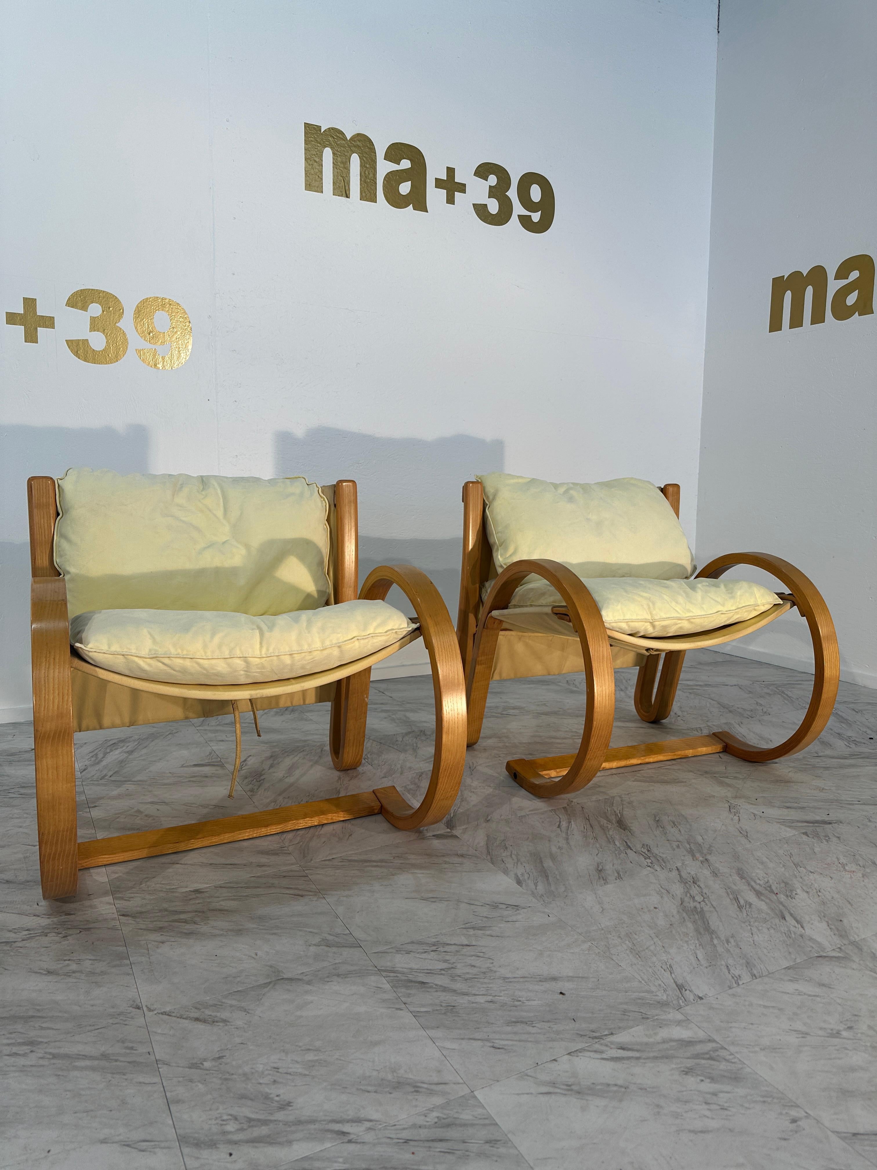 Gewiss! Das Paar von 2 italienischen Alvar Aalto Lounge Chairs aus der Mitte der 1980er Jahre ist mit einem handgefertigten, geschwungenen Holzsockel ausgestattet und spiegelt die ikonische Ästhetik der Mitte des Jahrhunderts wider. Die Stühle haben