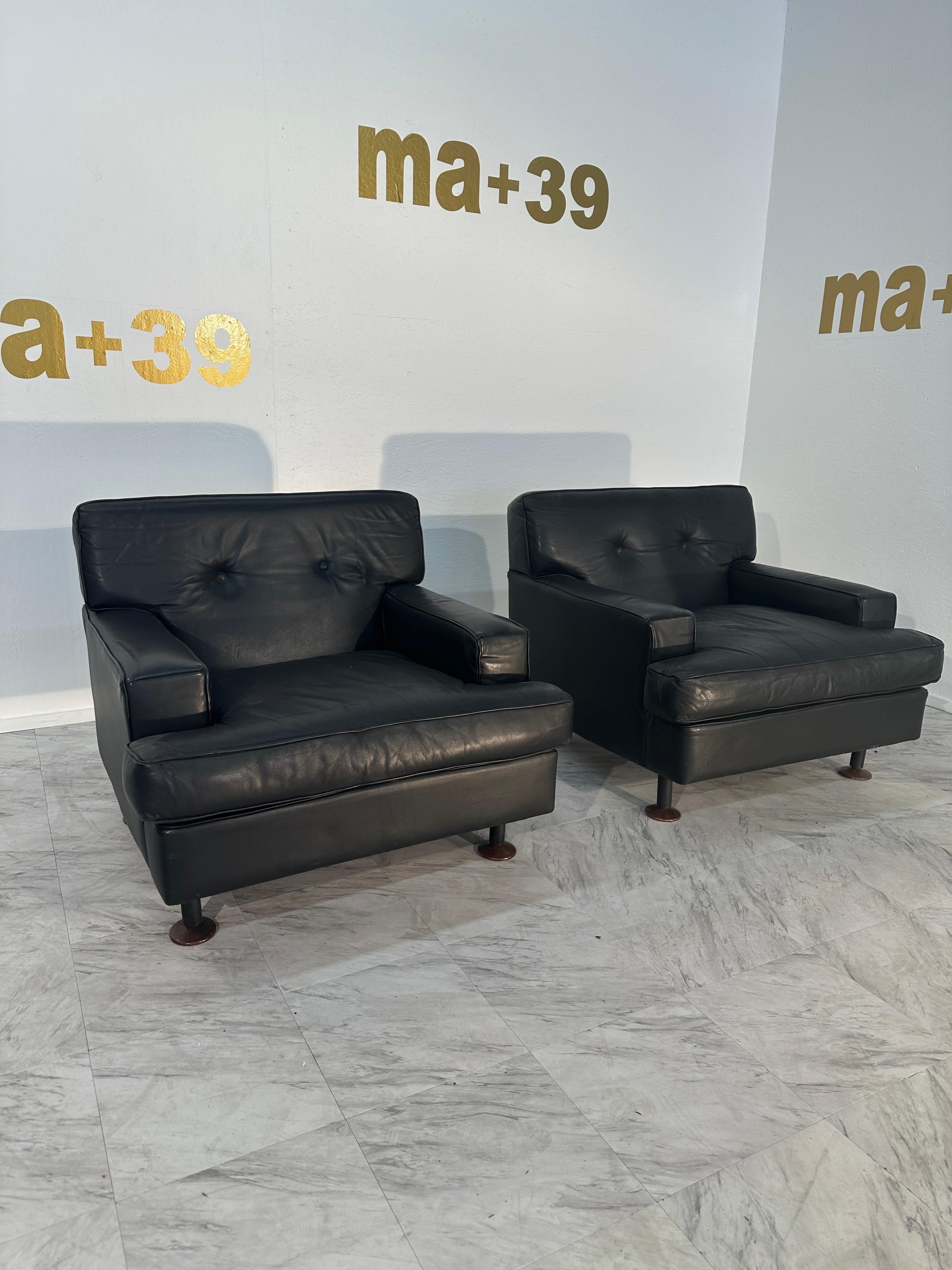 The Pair of 2 Mid Century Italian Lounge Chairs by Zanuso X Artflex, dating back to the 1960s, are exceptional pieces of furniture. Crafted with a distinctive midcentury design, these lounge chairs feature sleek lines and a timeless aesthetic. The