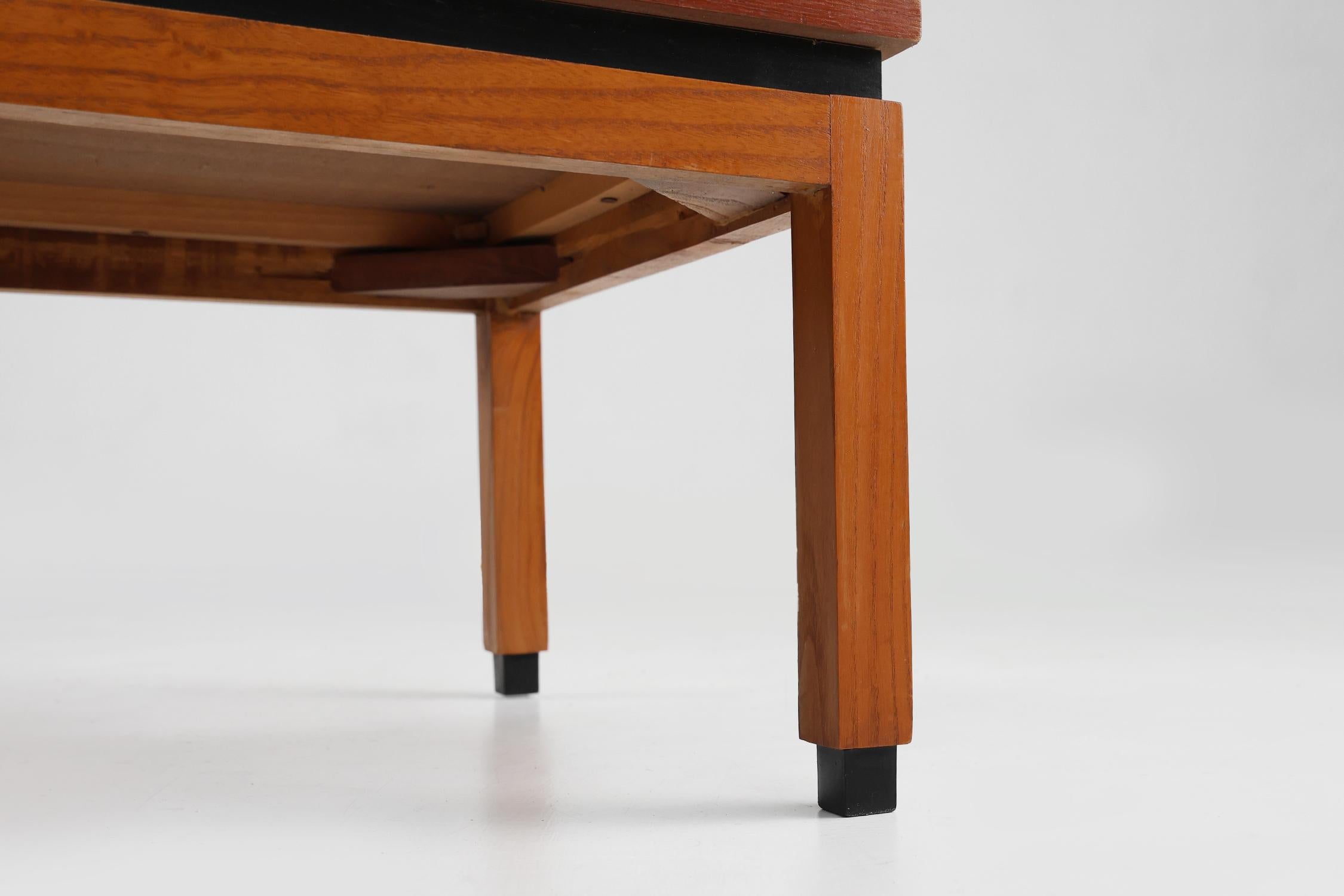 Mid-Century moderno Coppia di 2 tavolini minimalisti MDK Belgio in teak, 1960 ca. in vendita