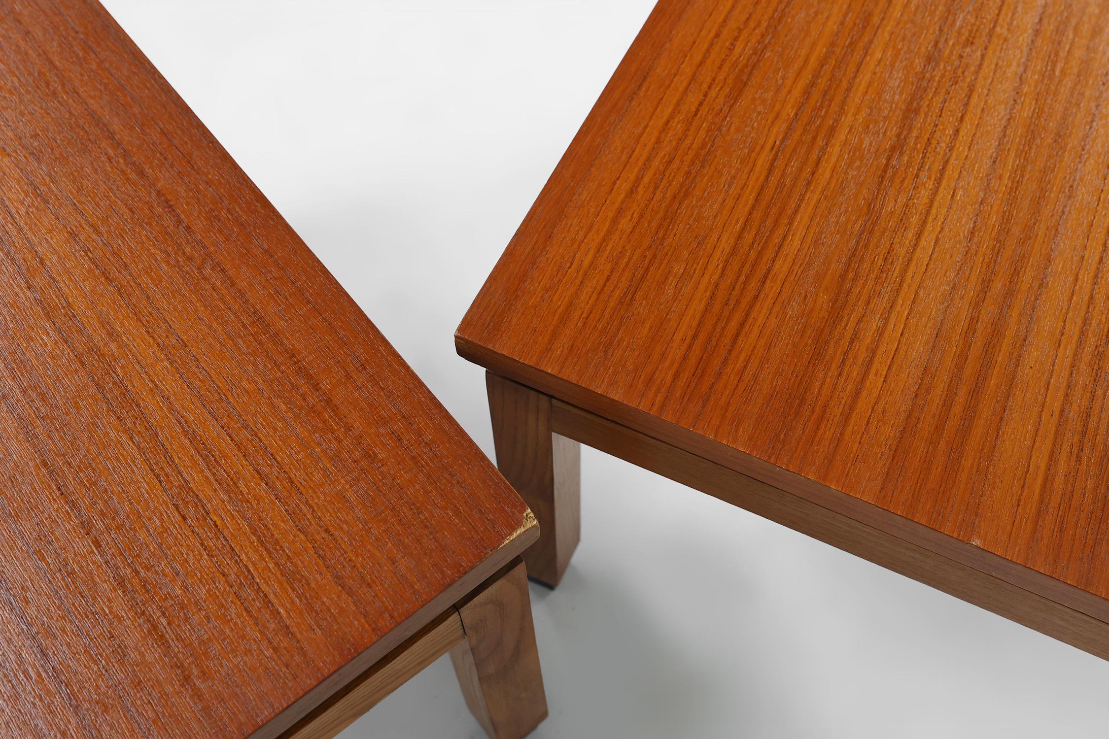 Coppia di 2 tavolini minimalisti MDK Belgio in teak, 1960 ca. In condizioni buone in vendita a Meulebeke, BE