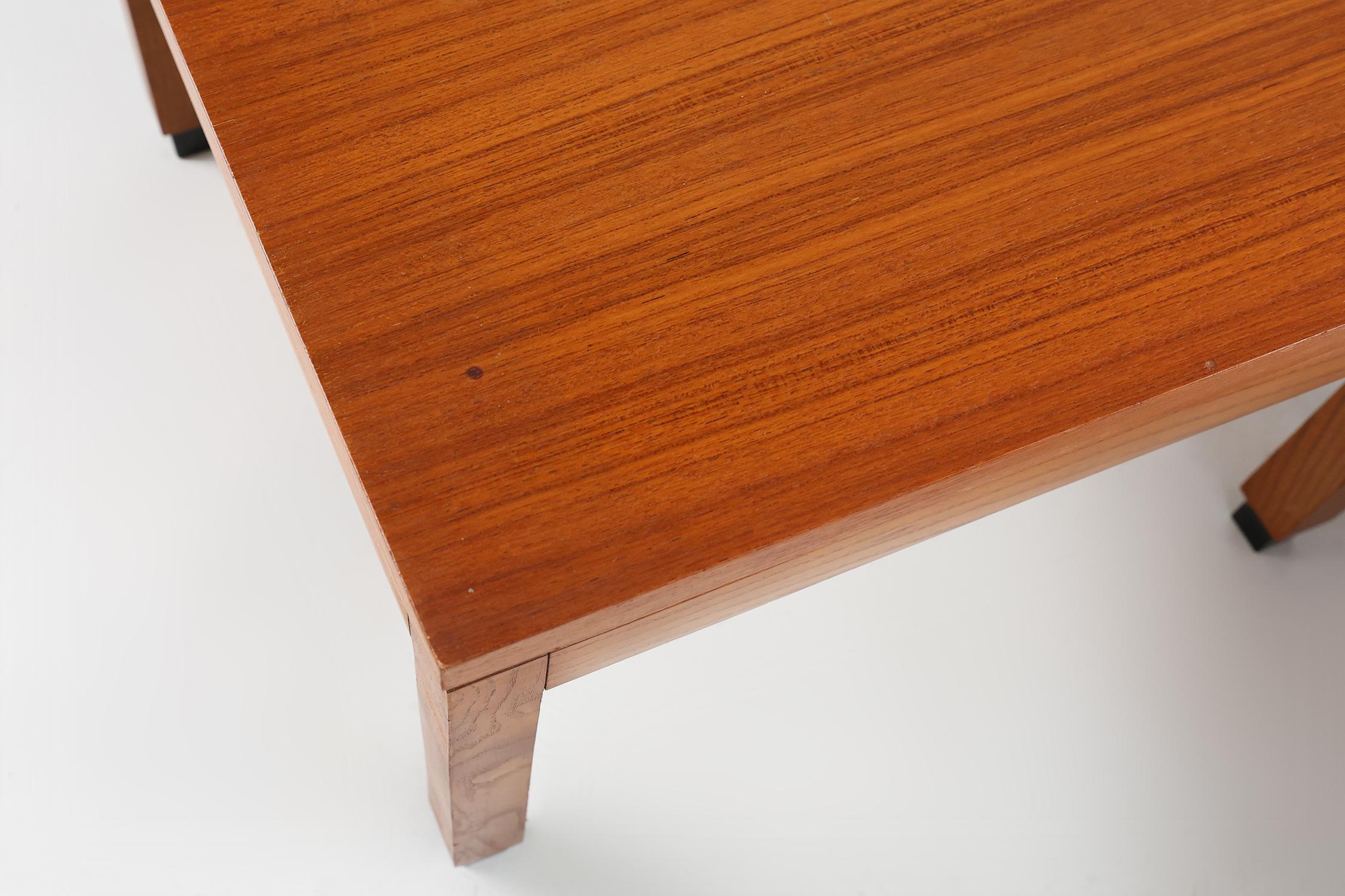 Metà XX secolo Coppia di 2 tavolini minimalisti MDK Belgio in teak, 1960 ca. in vendita