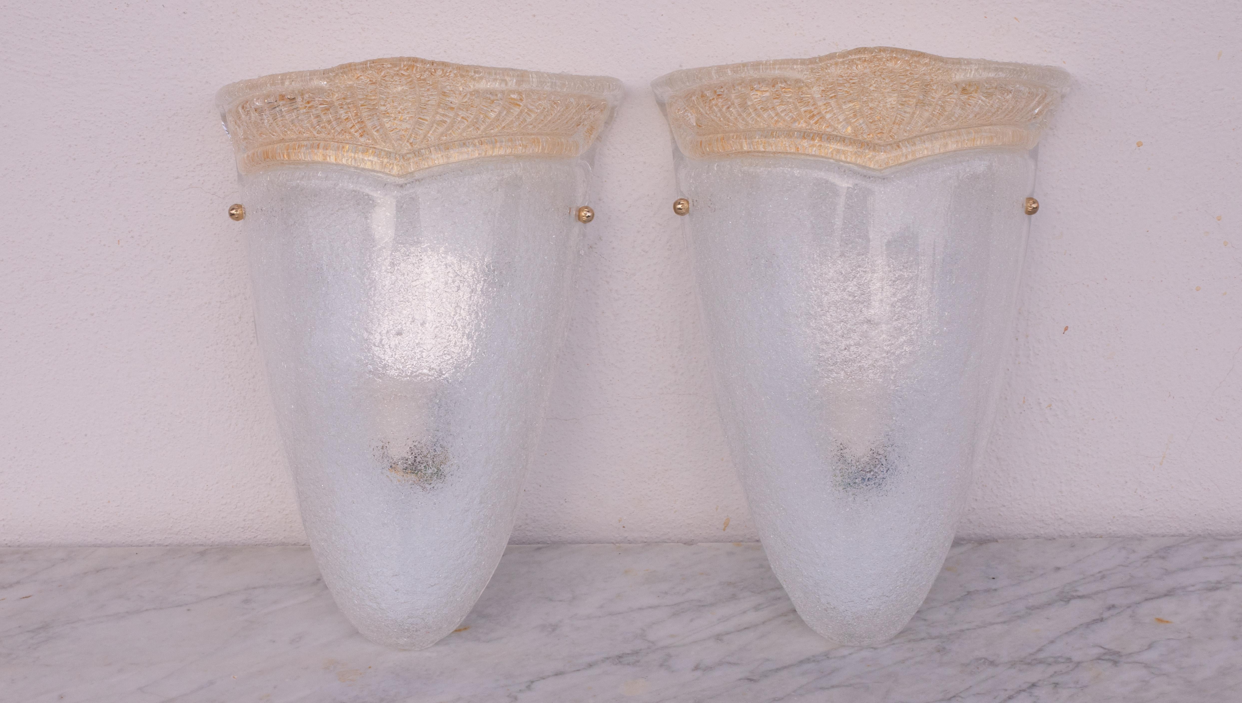 Set of 2 Elegant wall light with Murano glass.
Accommodates one E27 screw-in bulbs, European standards, possible to switch for Usa.
Measurements:
22 cm width
Height 32 cm.
15 cm Depth.