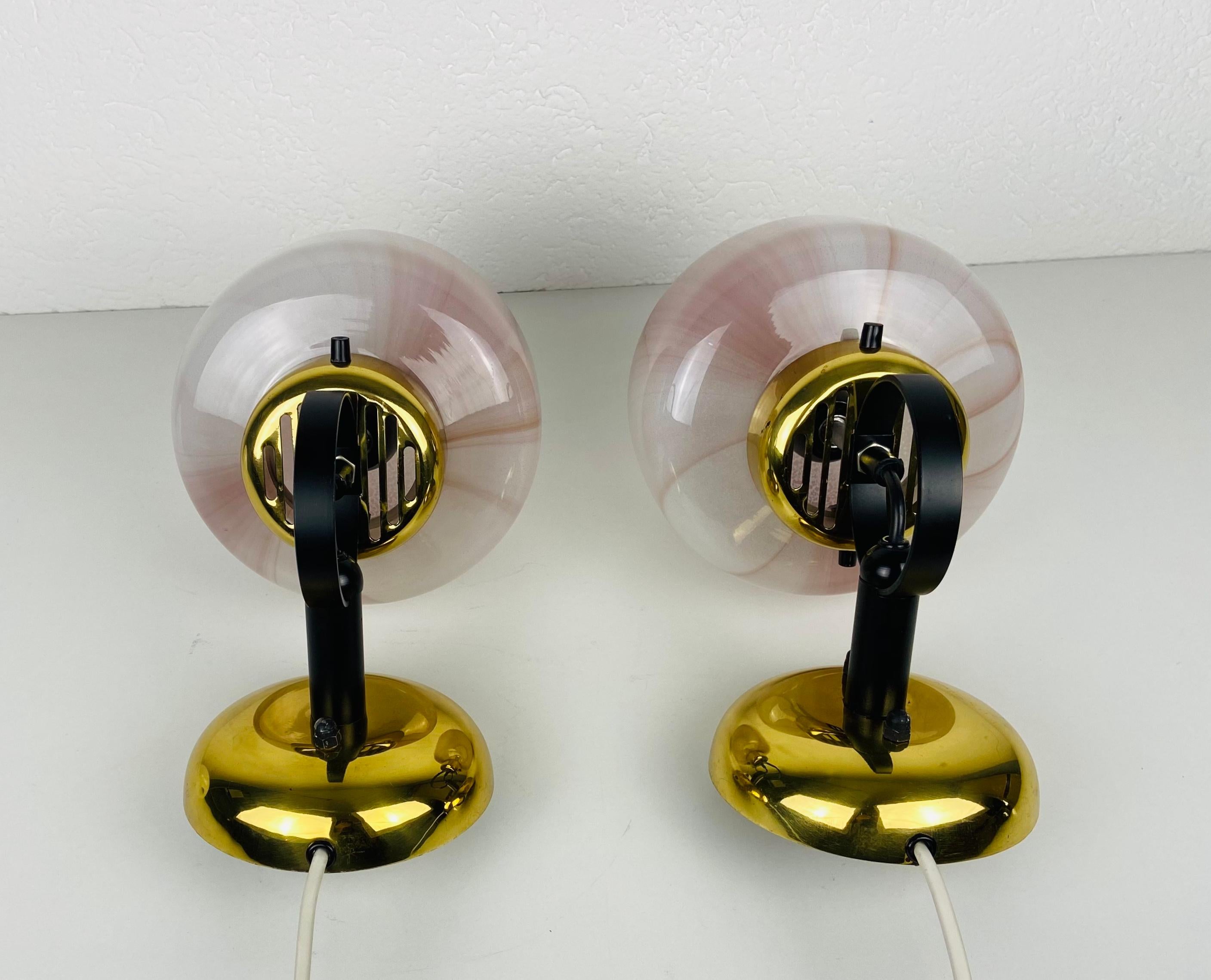 Fin du 20e siècle Paire de 2 appliques en verre opaque par Peill & Putzler, années 1970, Allemagne en vente