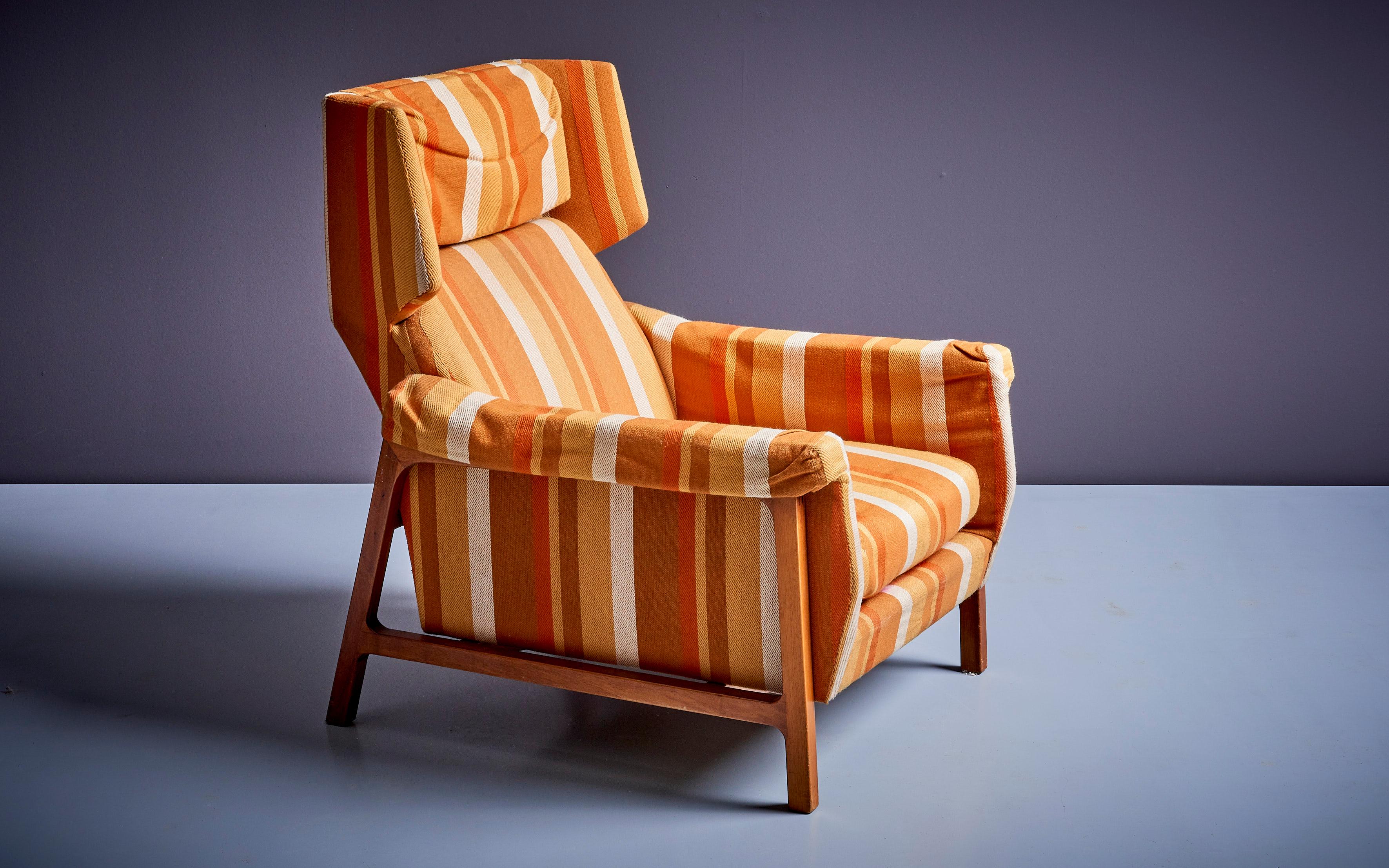 Italian Pair of 2 Original Condition Umberto Colombo & Alberti Reggio Lounge Chairs   For Sale