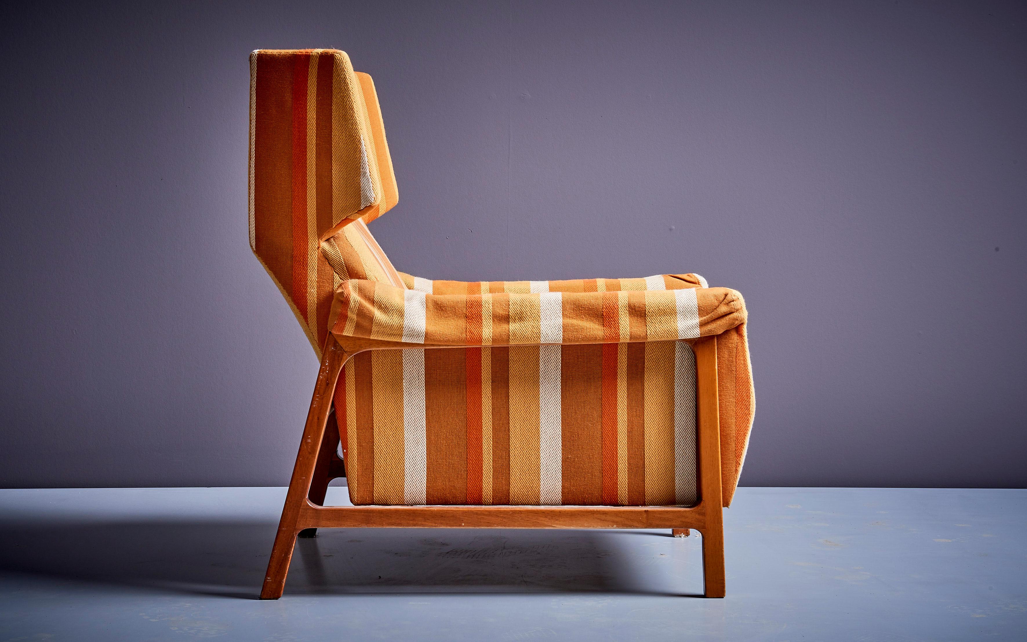 Pair of 2 Original Condition Umberto Colombo & Alberti Reggio Lounge Chairs   For Sale 1
