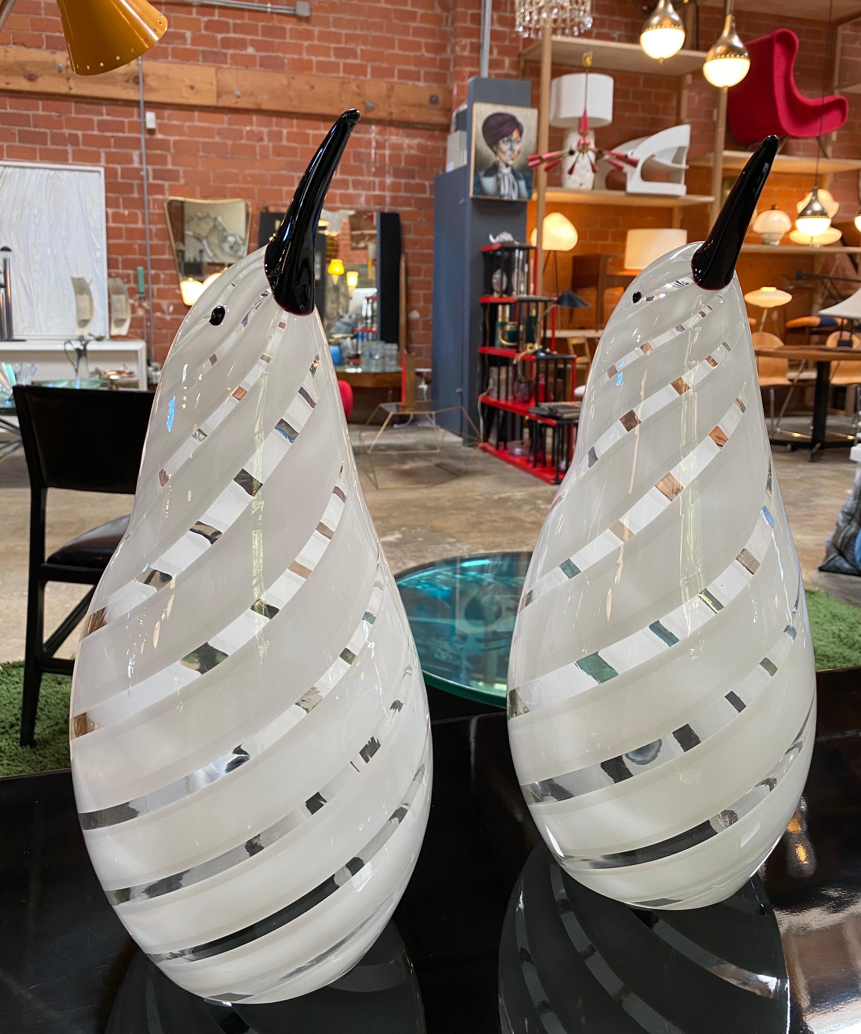 Paire de 2 lampes de table en verre de Murano en forme de pingouin noir et blanc par Mazzega, Italie, 1980

Fabriqué en verre soufflé de Murano.
Ils sont en parfait état et sont prêts à donner une belle ambiance à n'importe quelle pièce.