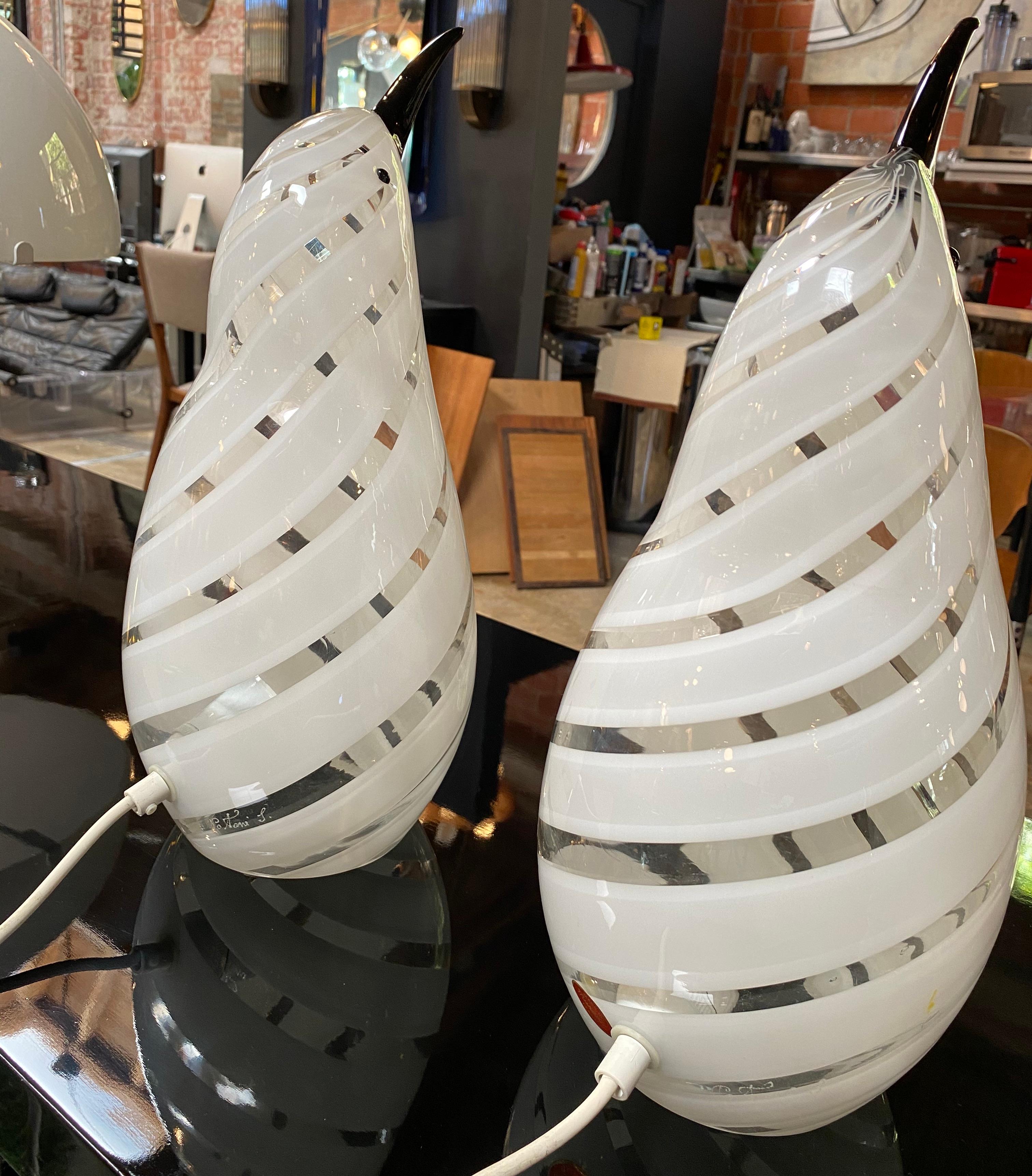 Fin du 20e siècle Paire de lampes de bureau en verre de Murano avec 2 pingouins par Mazzega, Italie, années 1980 en vente