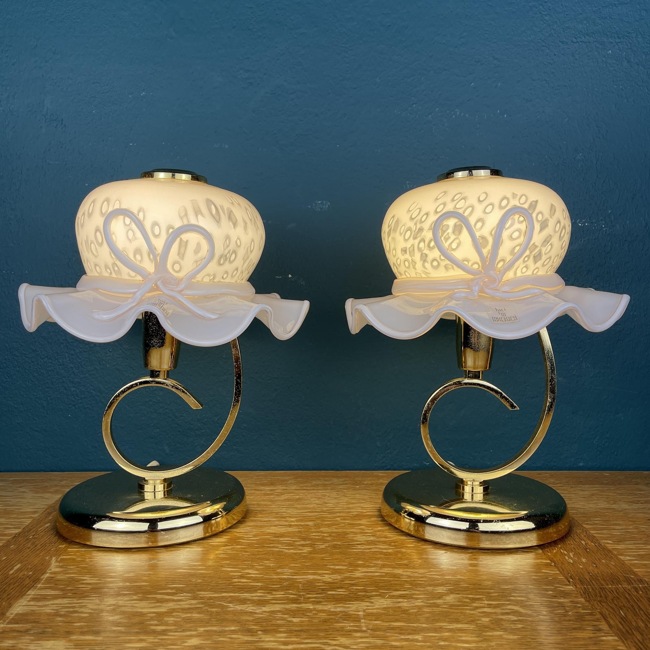 Fantástica pareja de 2 lámparas de sobremesa de cristal de Murano rosa con forma de sombrero de mujer. Fabricado en Italia en los años 80 por Luci.
Pantalla de cristal de Murano rosa, realizada con la técnica 