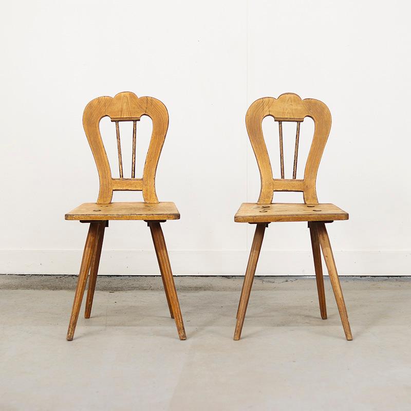 Pair of 2 Primitive Painted Mountain Chairs Bon état - En vente à OOSTERHOUT, NL